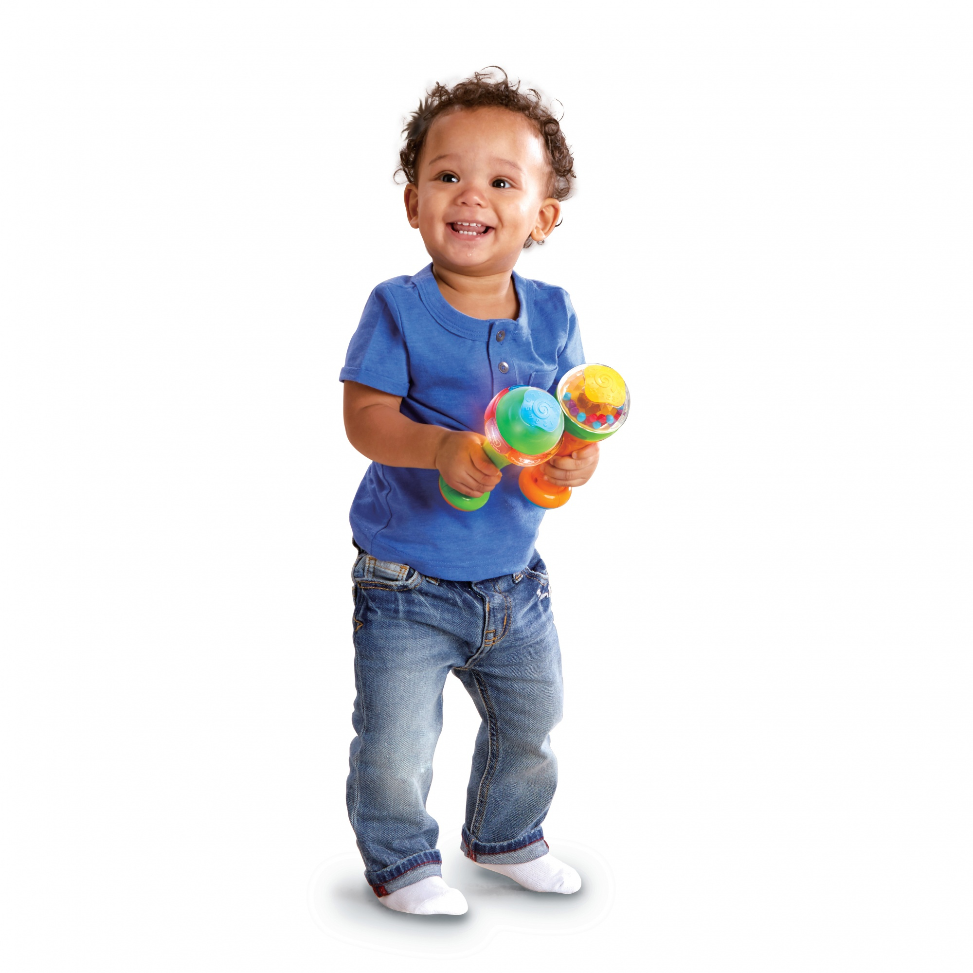 Glückliches Baby hält zwei bunte Rasseln. Das Baby lächelt und befindet sich vor weißem Hintergrund.