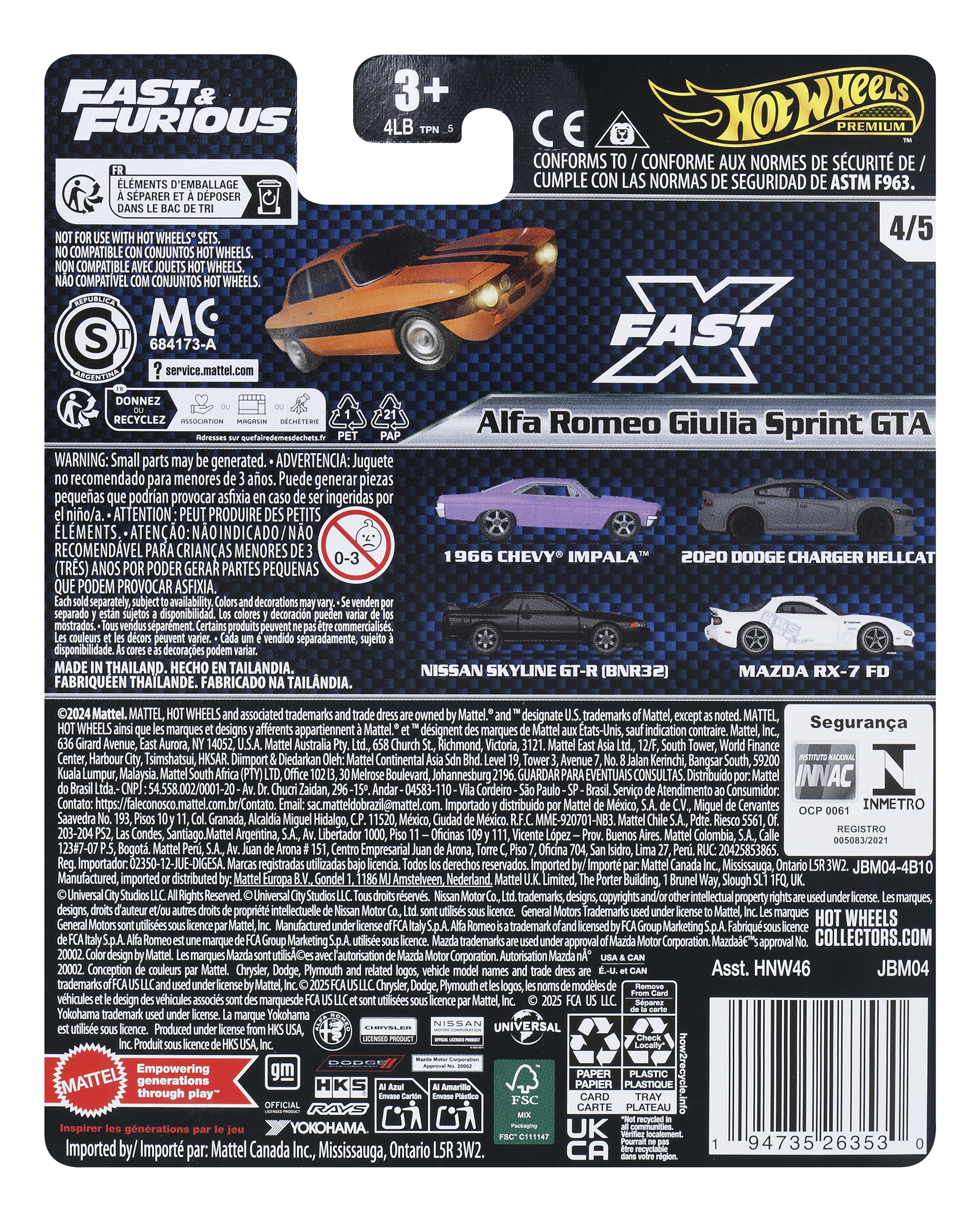 Retro di una confezione di auto Hot Wheels con immagini di auto e informazioni sul prodotto. Sfondo bianco.