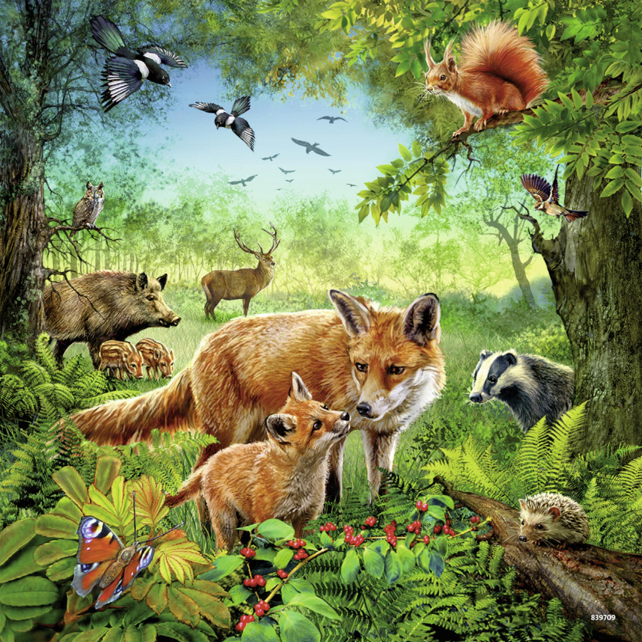 Un gruppo eterogeneo di animali, tra cui una volpe, un cervo e uccelli, in una lussureggiante scena forestale verde.