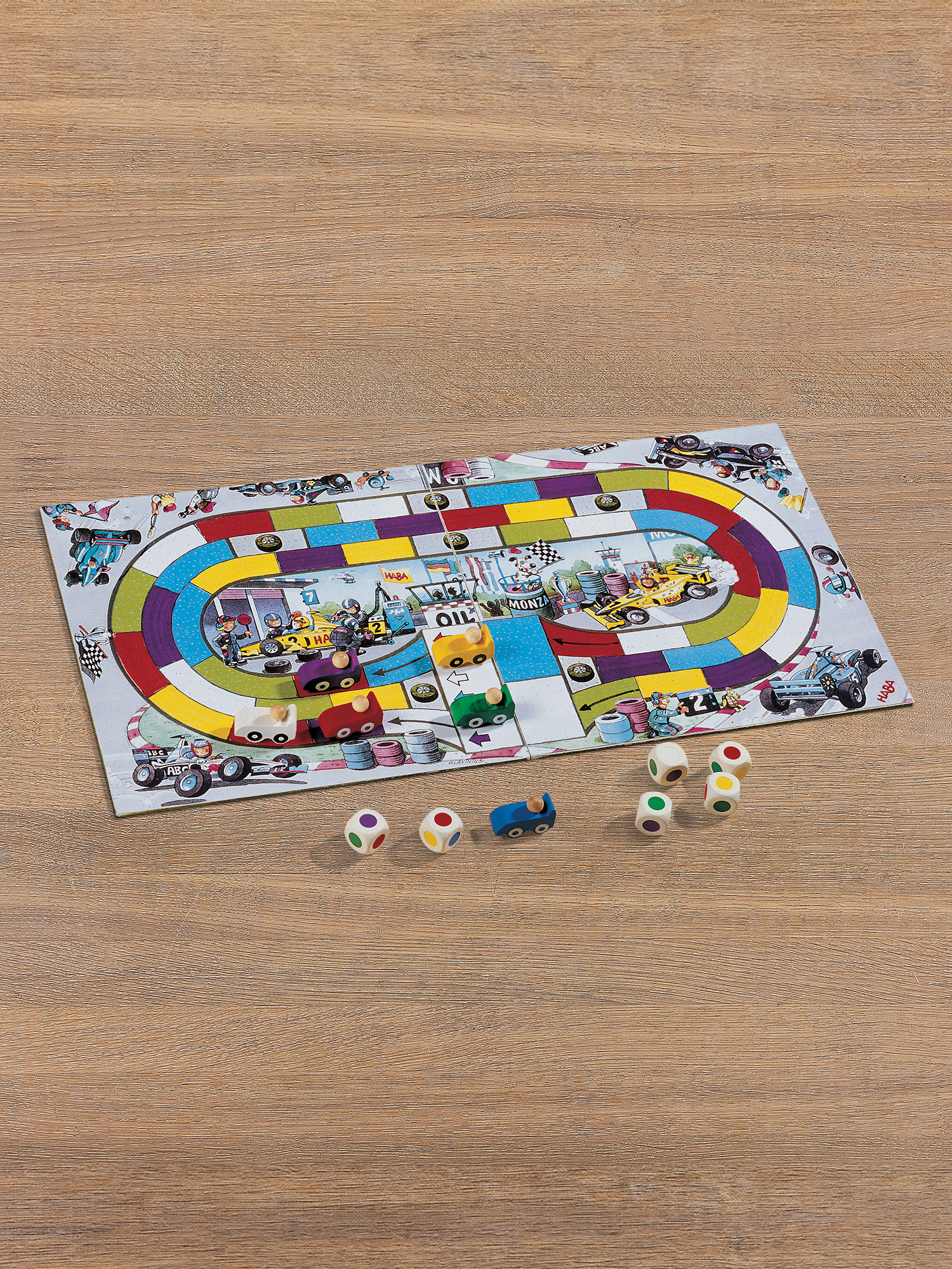Ein Brettspiel mit Rennstreckendesign. Spielzeugautos und Würfel liegen auf einer Holzoberfläche.