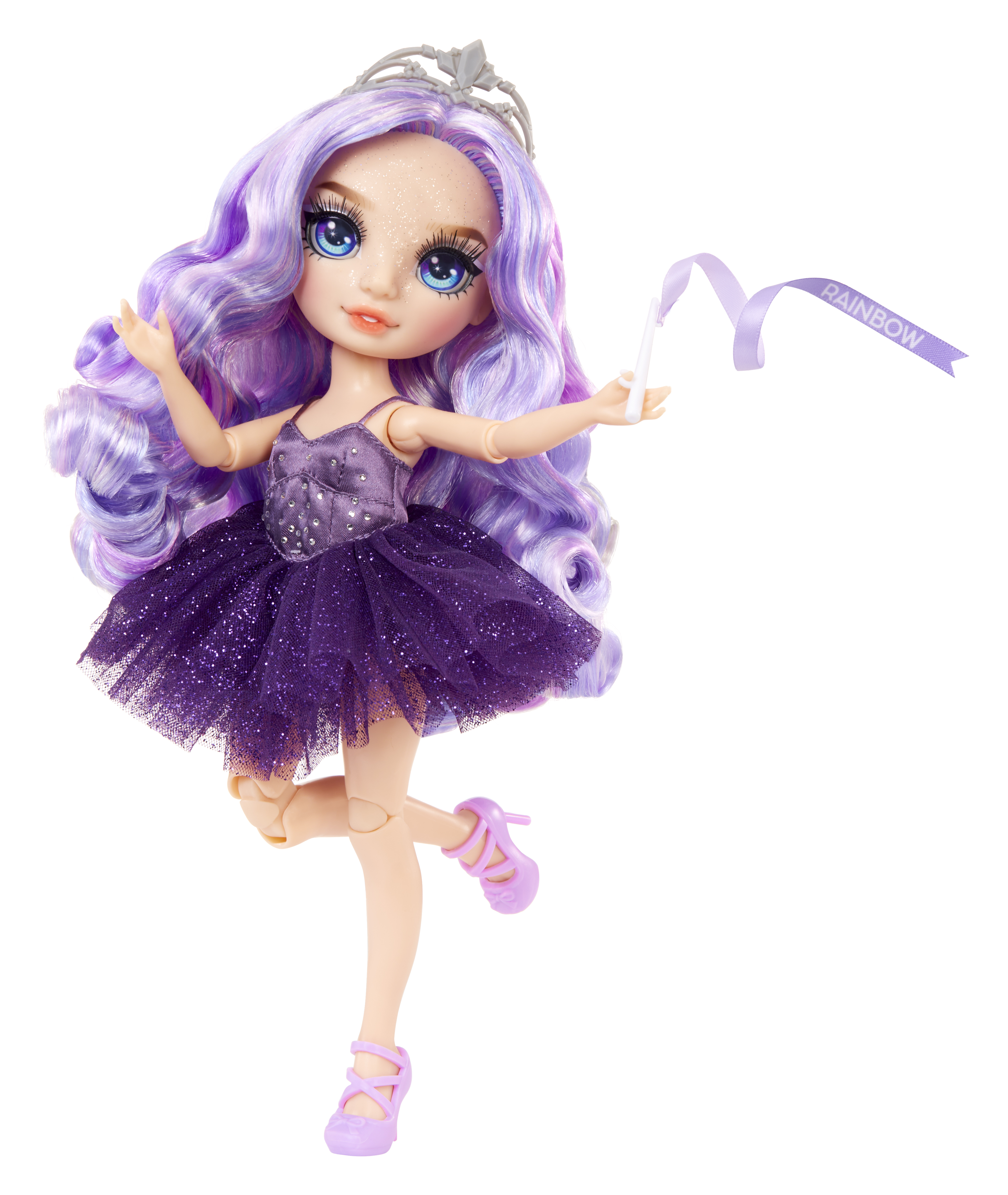 Lalka w fioletowej sukience z tiarą, baletkami i wstążką w dłoni, na białym tle.