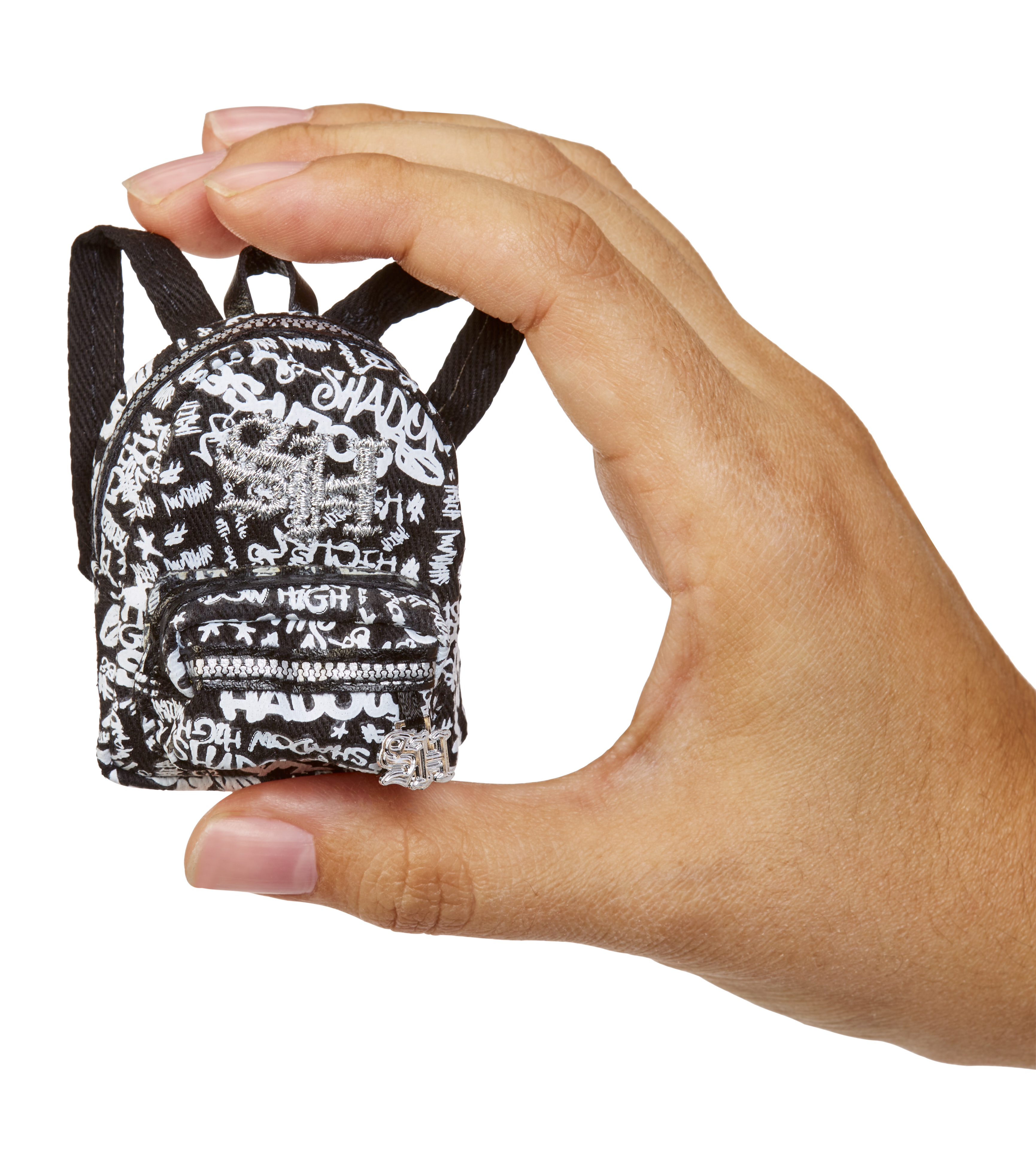 Dłoń trzyma czarny plecak z białym tekstem w stylu graffiti. Ma czarne paski i małą kieszeń.