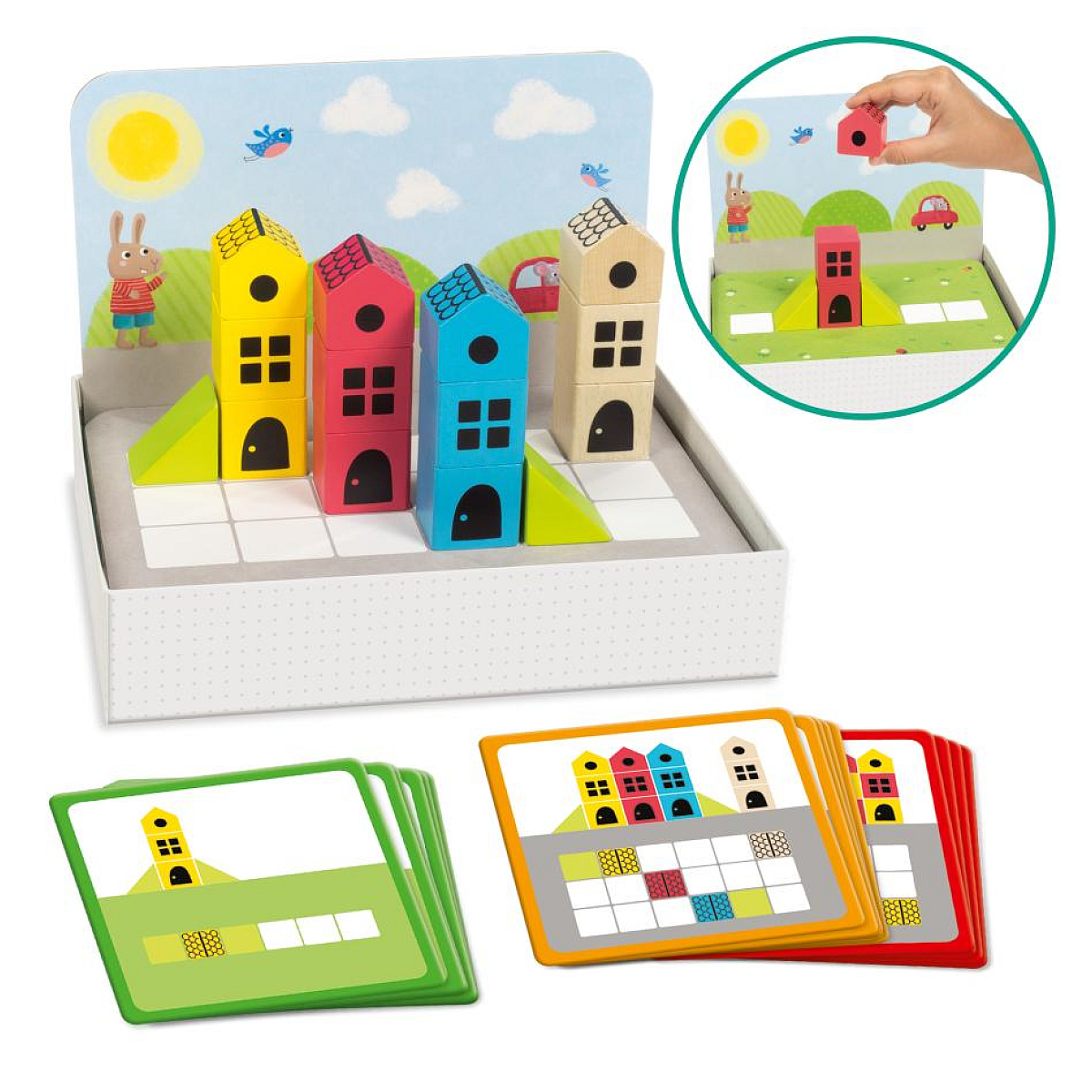 Drewniany zestaw zabawek z kolorowymi domami i kartami, na białej powierzchni.