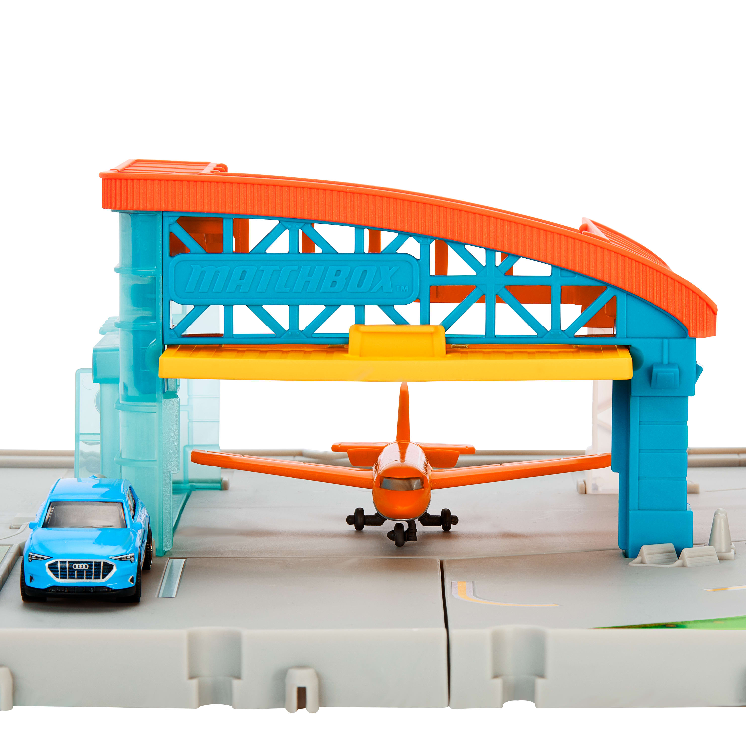 Spielzeug-Flughafen-Set, blaues Auto, orangefarbenes Flugzeug und ein blau-oranges Terminal. Weißer Hintergrund.
