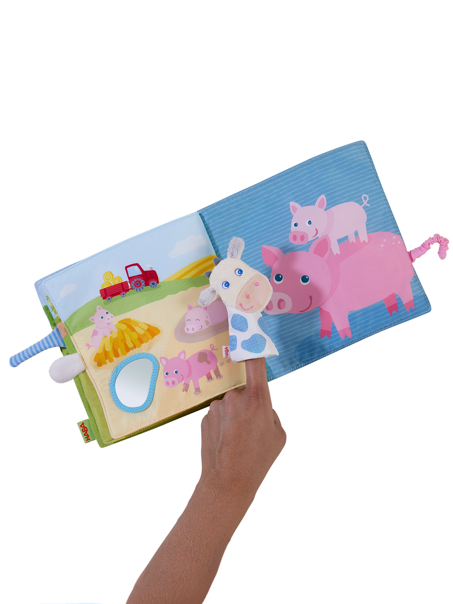 Otwarta książka dla dzieci, scena z farmy, świnki, kukiełka krowy. Białe tło.