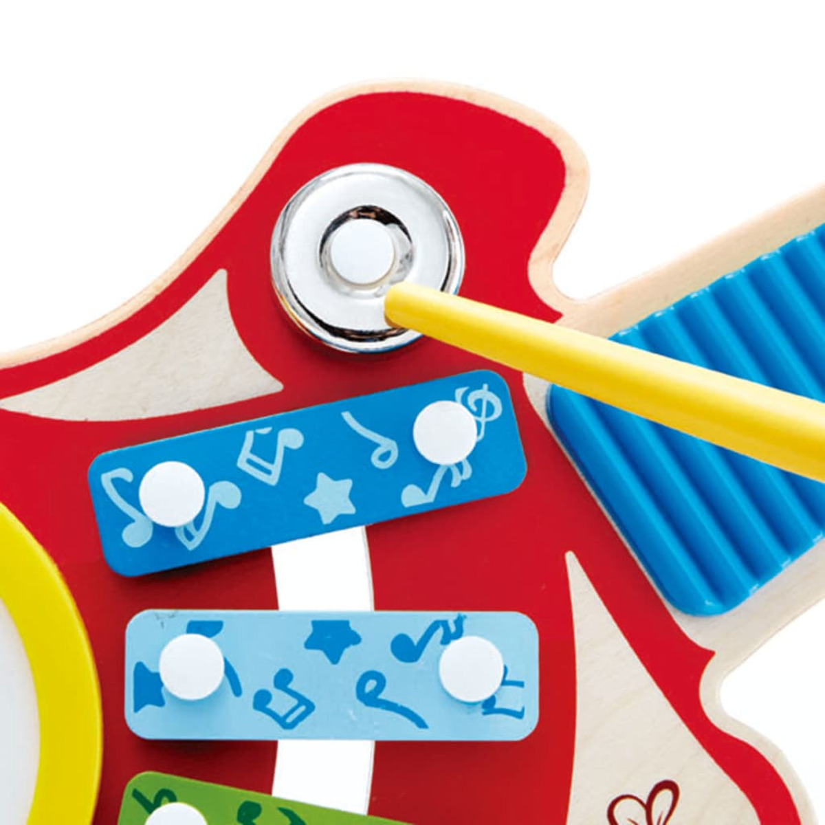 Spielzeuggitarre, roter Korpus, bunte Tasten und ein Kind, das ein Metallteil berührt. Weißer Hintergrund.