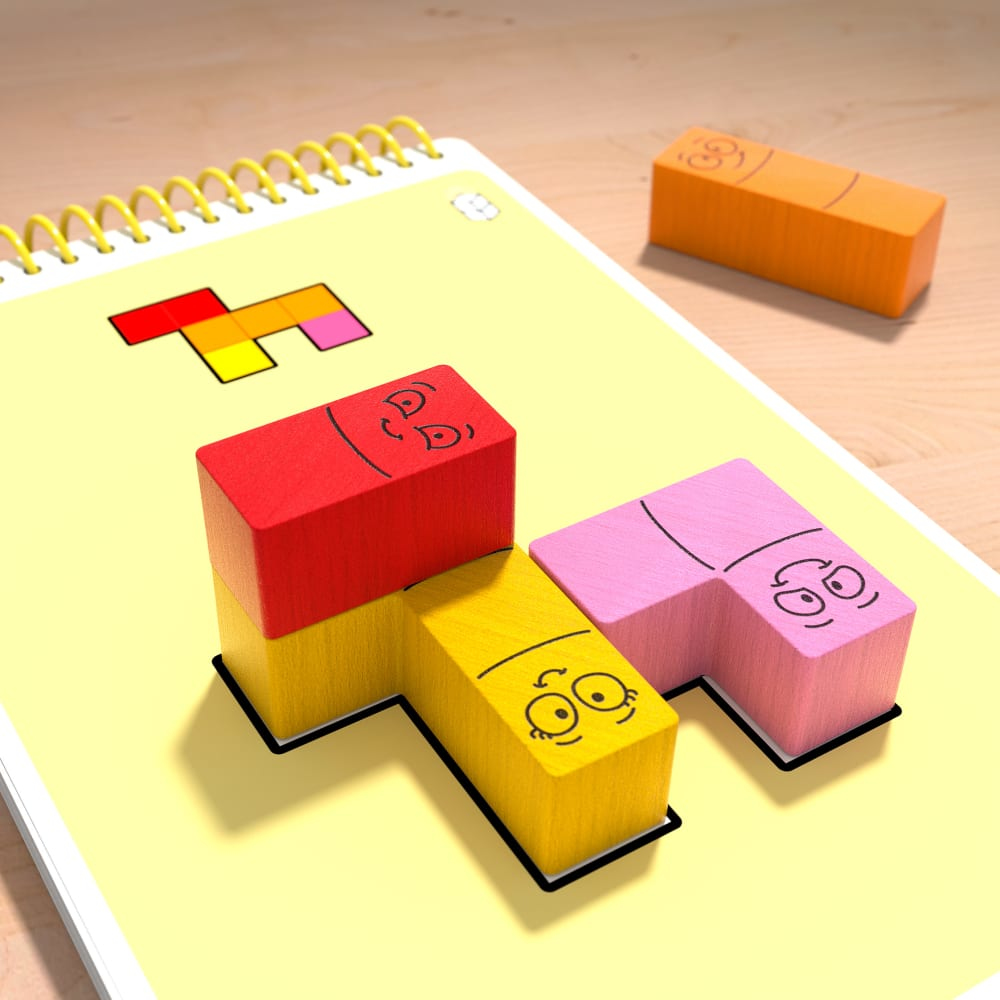 Holzpuzzle mit bunten Blöcken und Gesichtern auf einem gelben Notizblock.