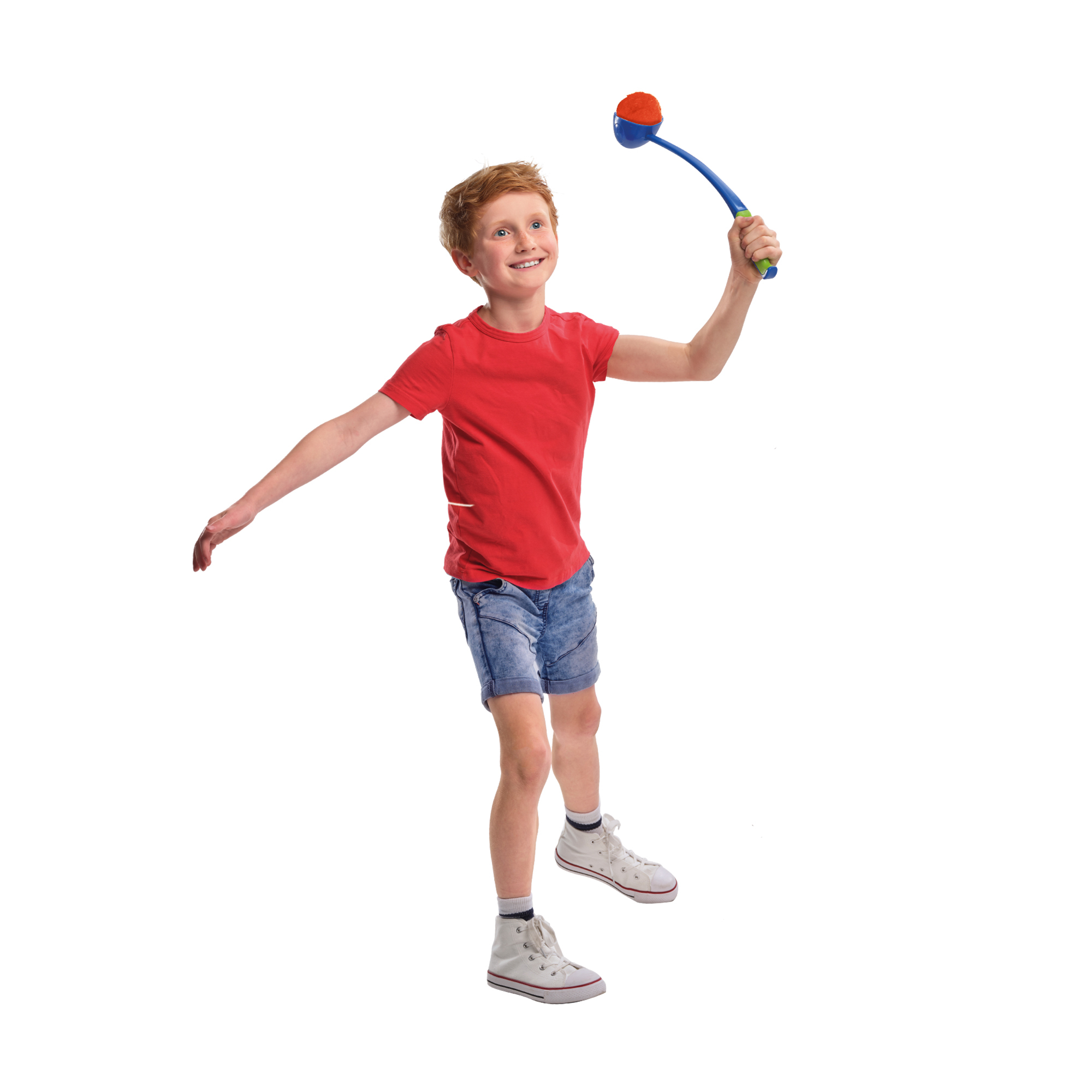Un niño con camiseta roja y pantalón corto azul lanza una pelota con un lanzador azul y verde.
