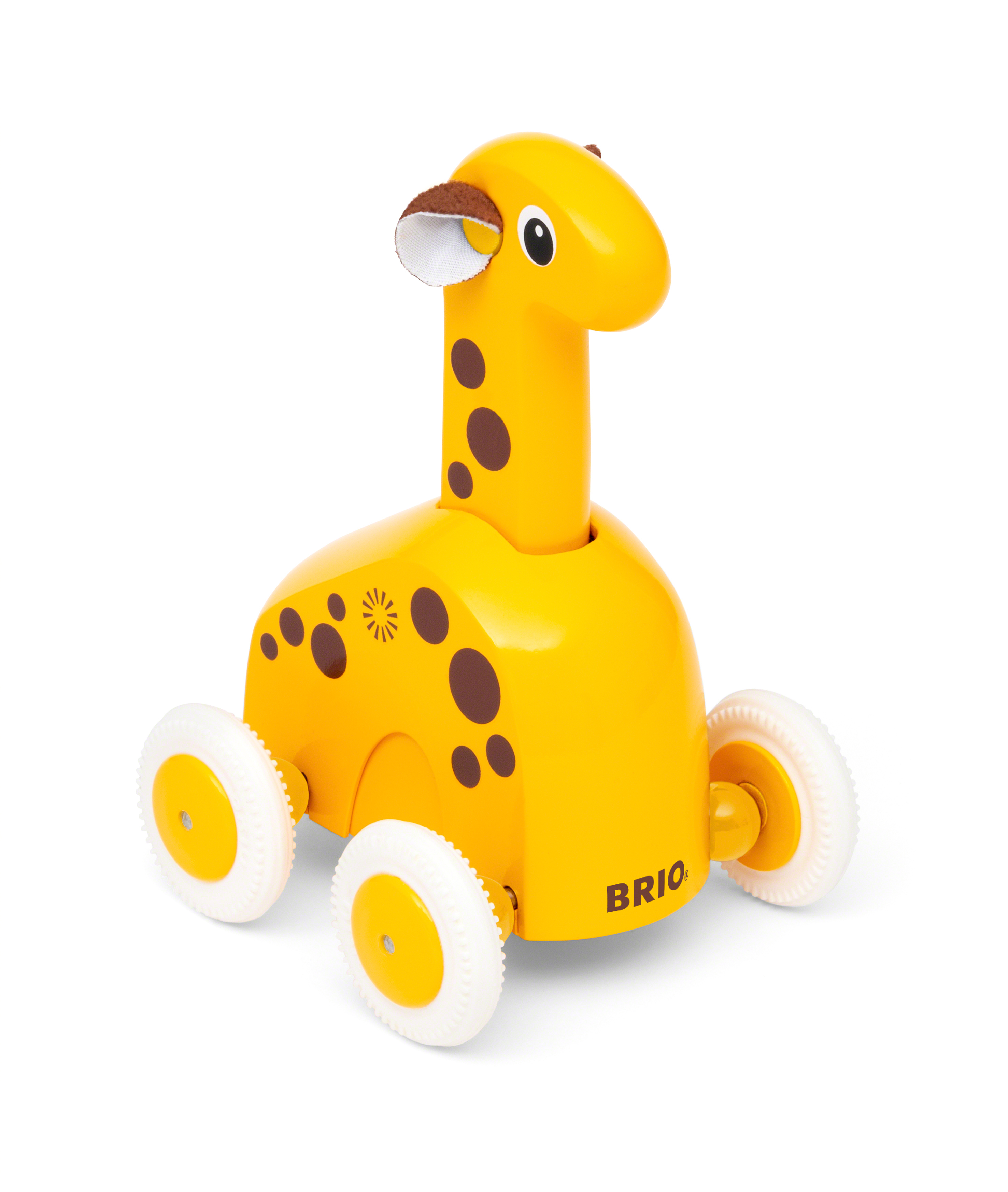 Żółta zabawka żyrafa z brązowymi plamami i białymi kołami. Ma uśmiechniętą twarz i stoi na białym tle.