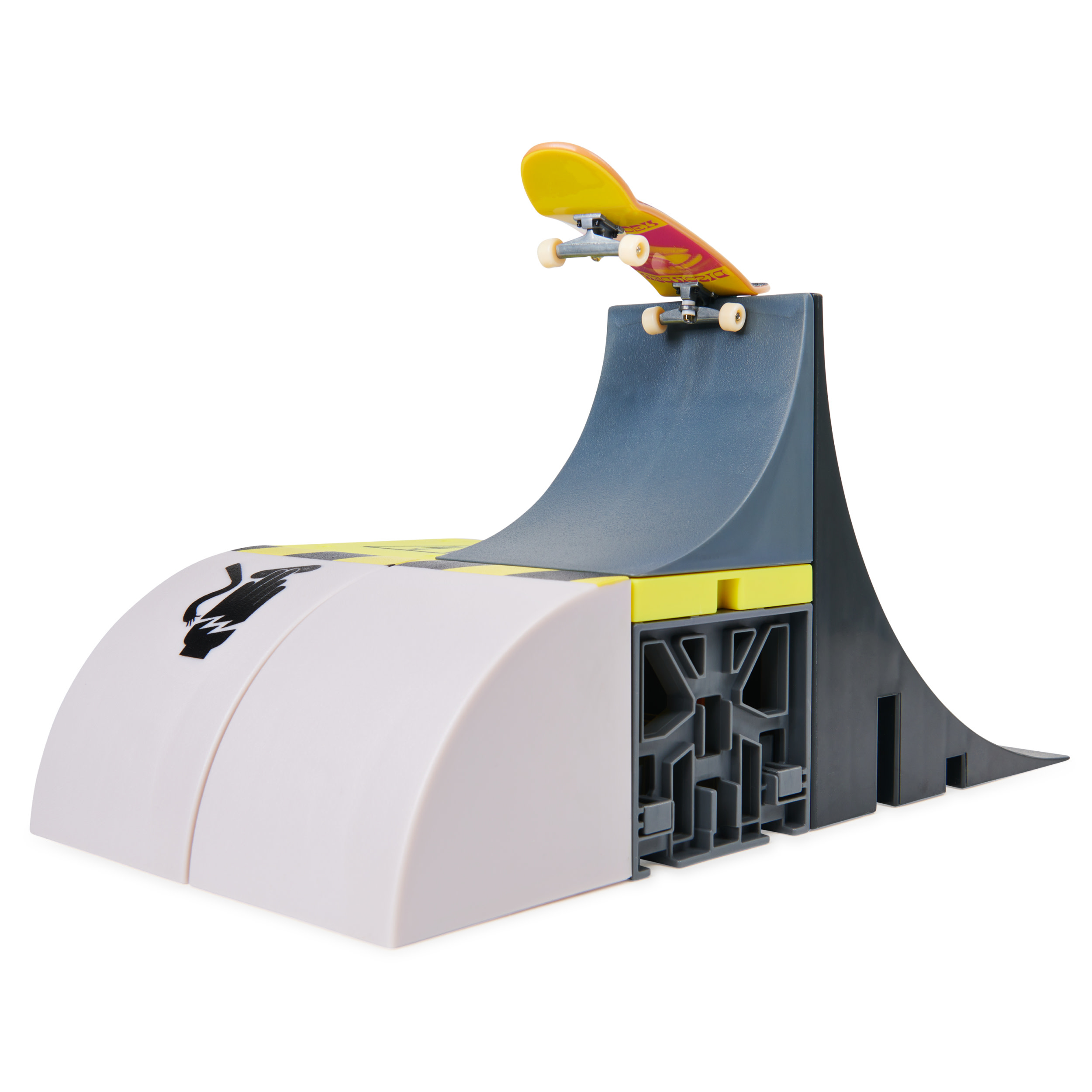 Mini deskorolka ma zamiar zeskoczyć z małej rampy skateparku.