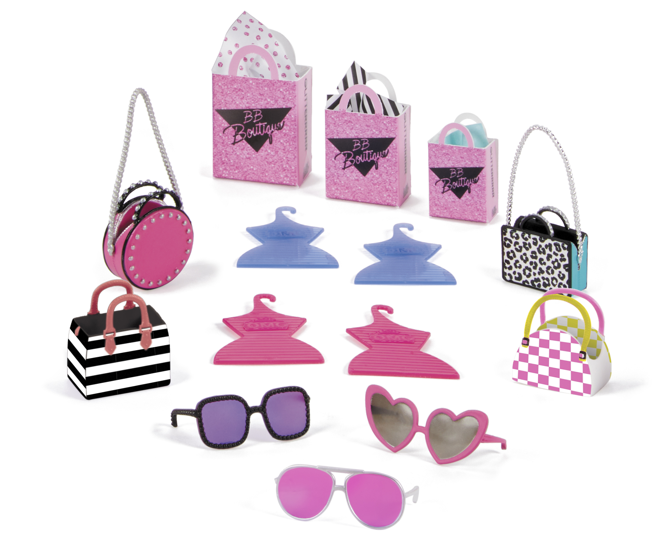 Akcesoria modowe, w tym torebki, okulary przeciwsłoneczne i wieszaki, na białej powierzchni.