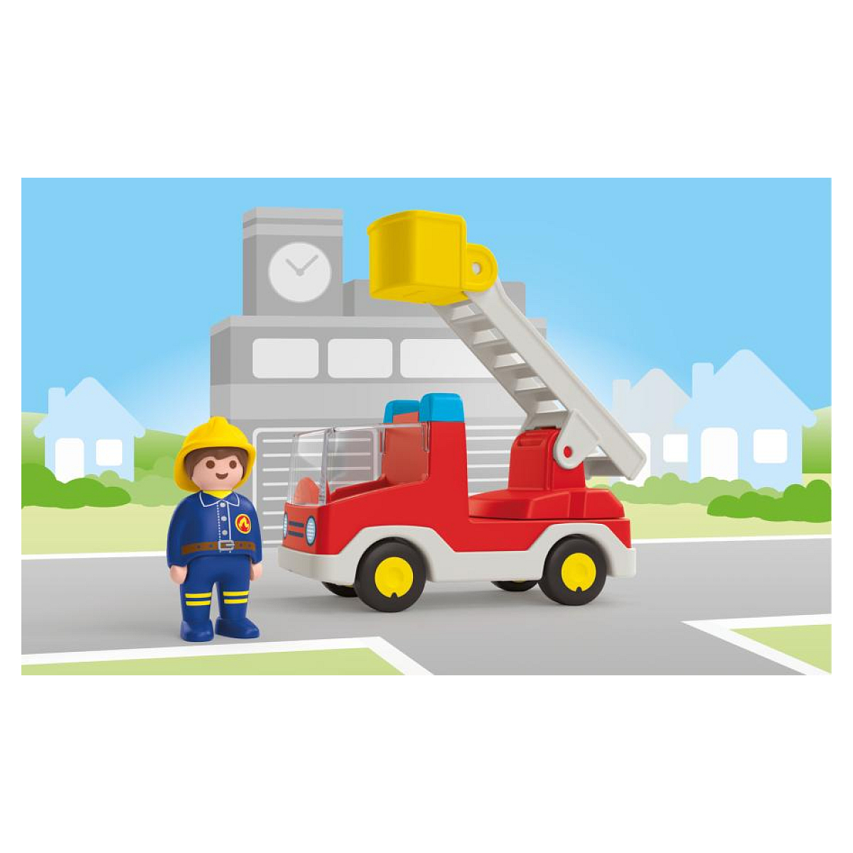 Zabawkowa straż pożarna i strażak stoją przed budynkiem i domami. Niebo jest niebieskie.