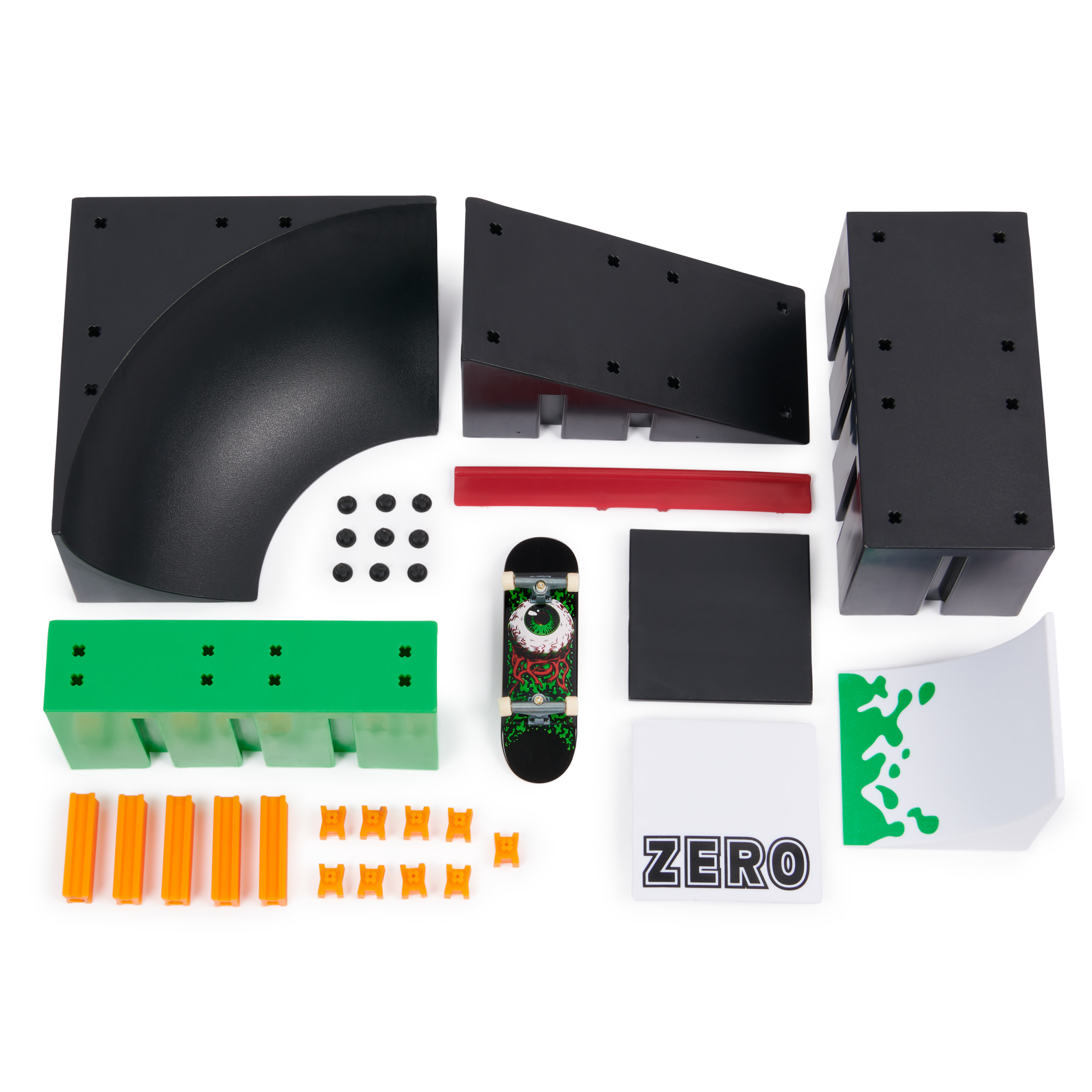 Un set di skate park smontato con rampe nere e verdi e uno skateboard con un design a occhio.