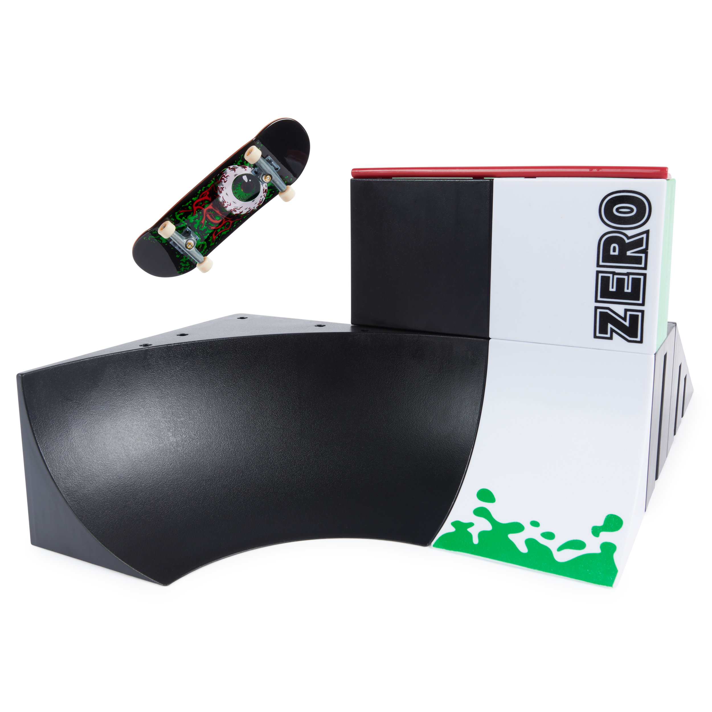 Uno skateboard e un set di rampe per skate park, con una rampa bianca e nera e uno skateboard.