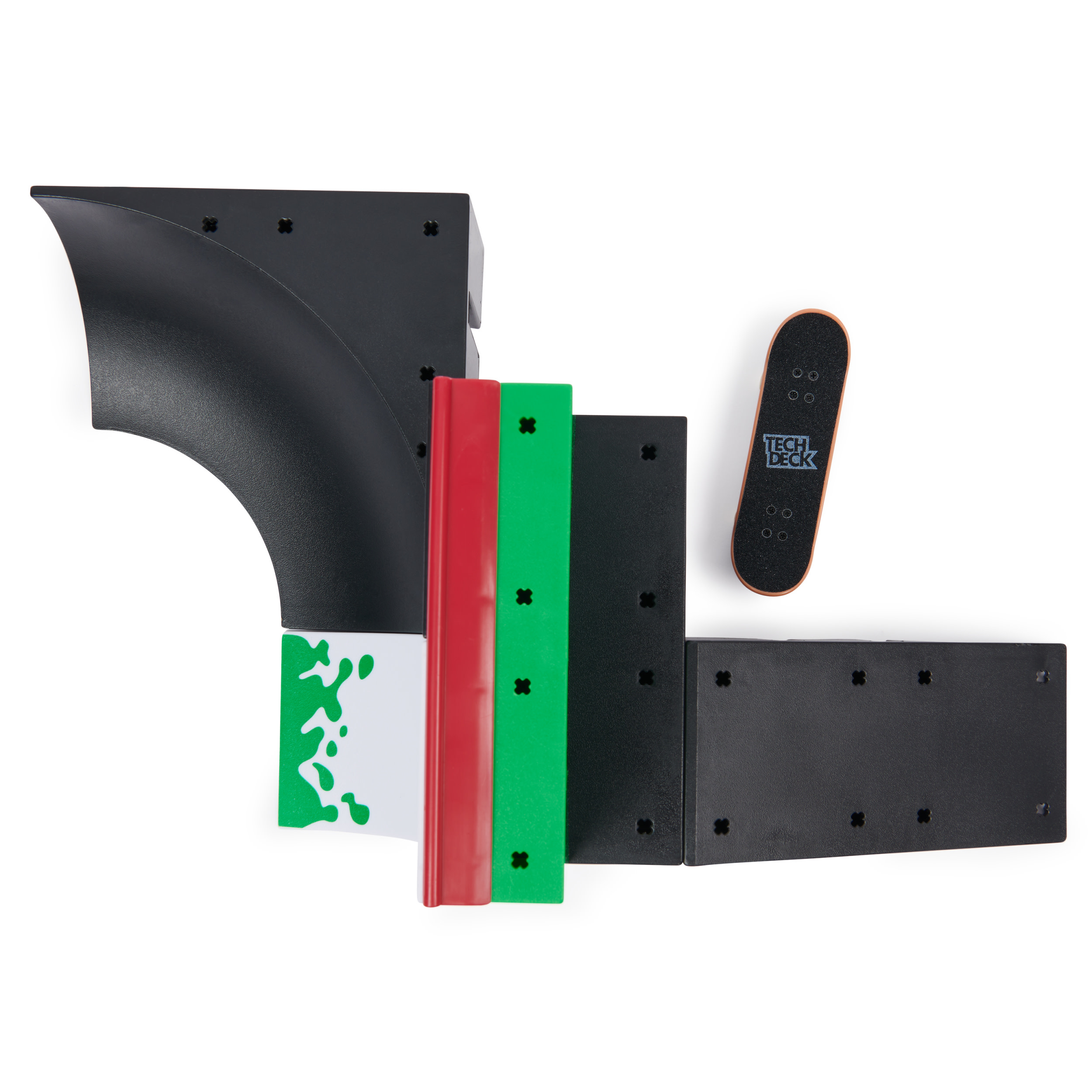 Set fingerboard con ostacoli, rampa e piccolo skateboard su sfondo bianco.