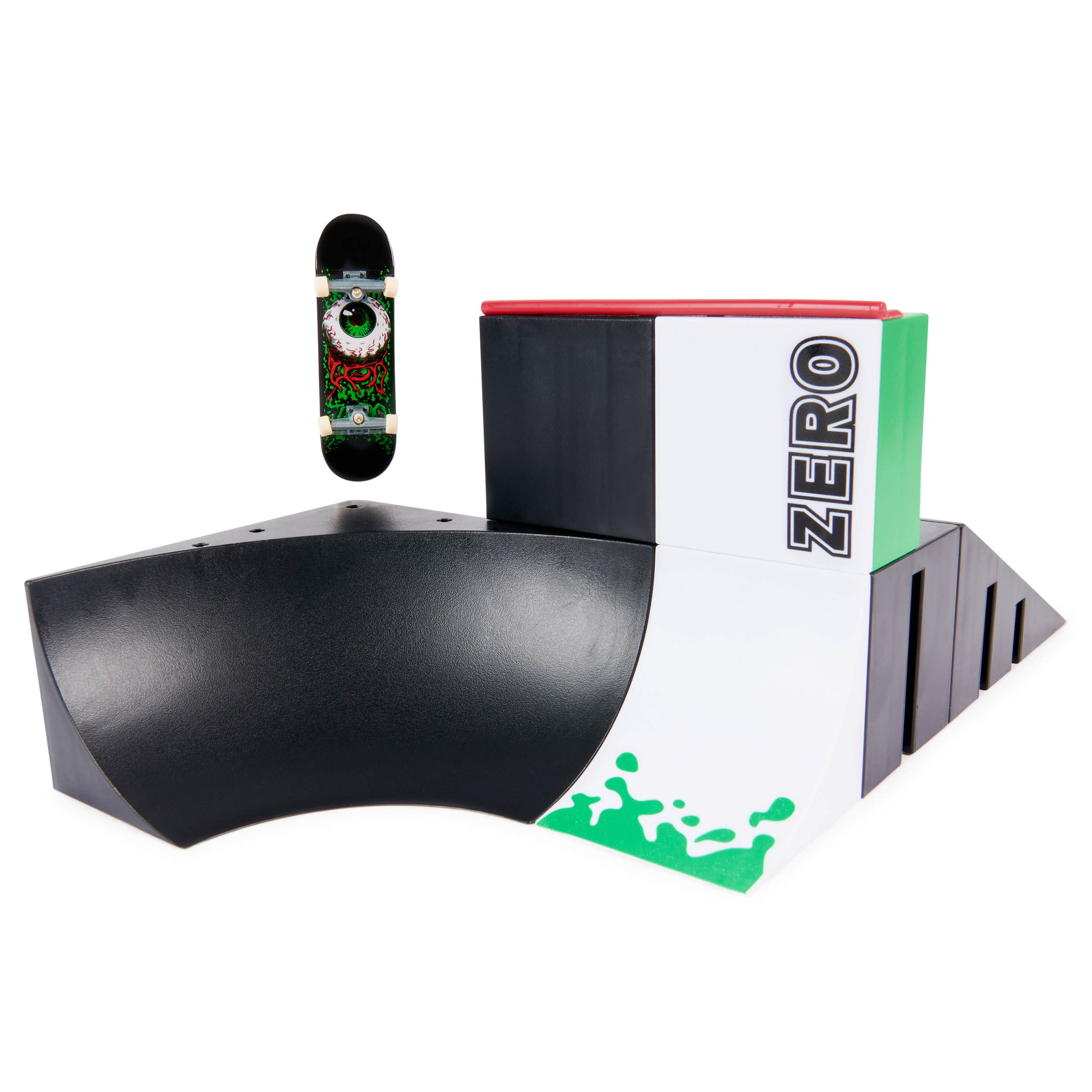 Skateboard e set rampa con etichetta 'ZERO' su sfondo bianco. Spruzzo verde.