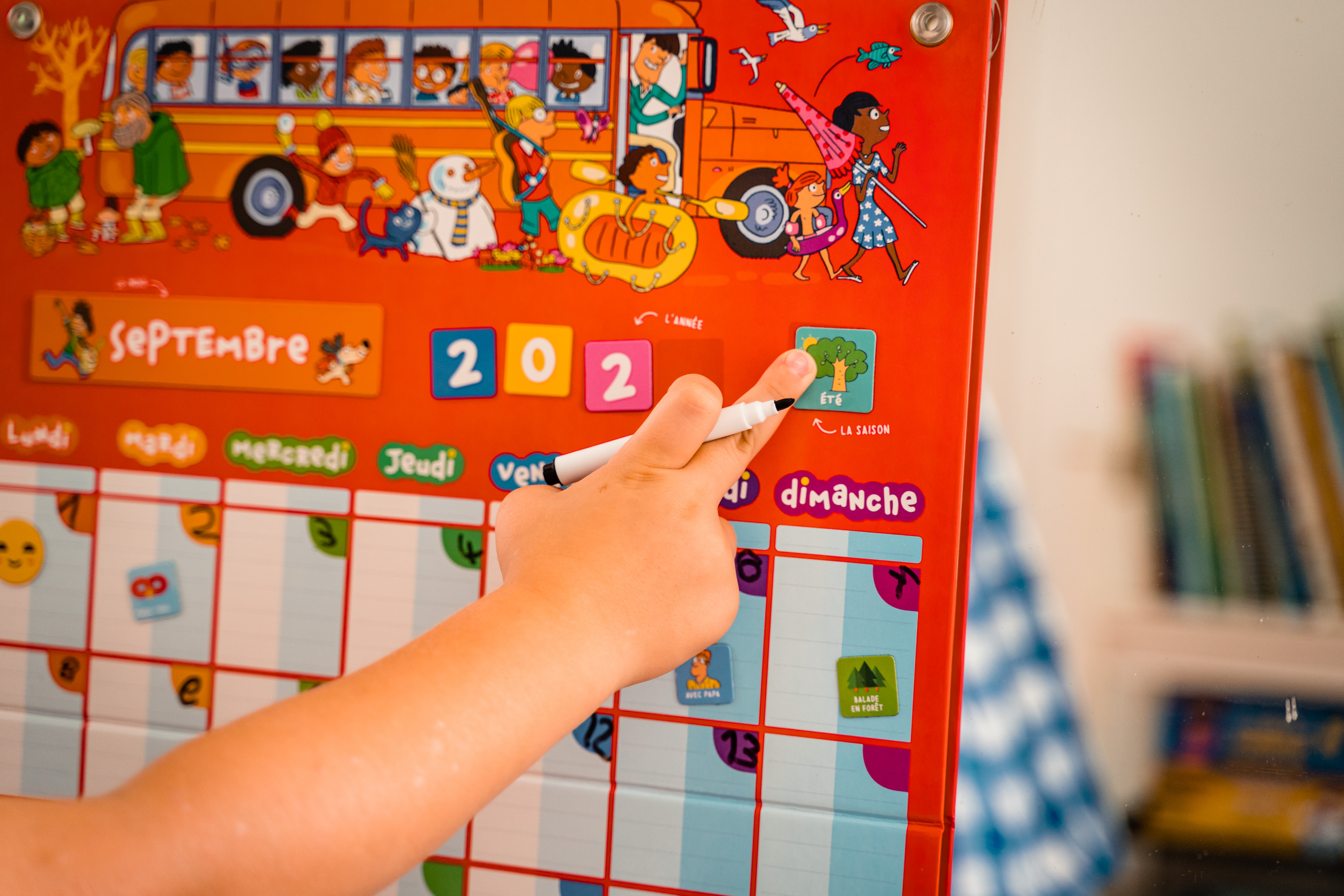 Dłoń wskazująca ikonę drzewa na kalendarzu.