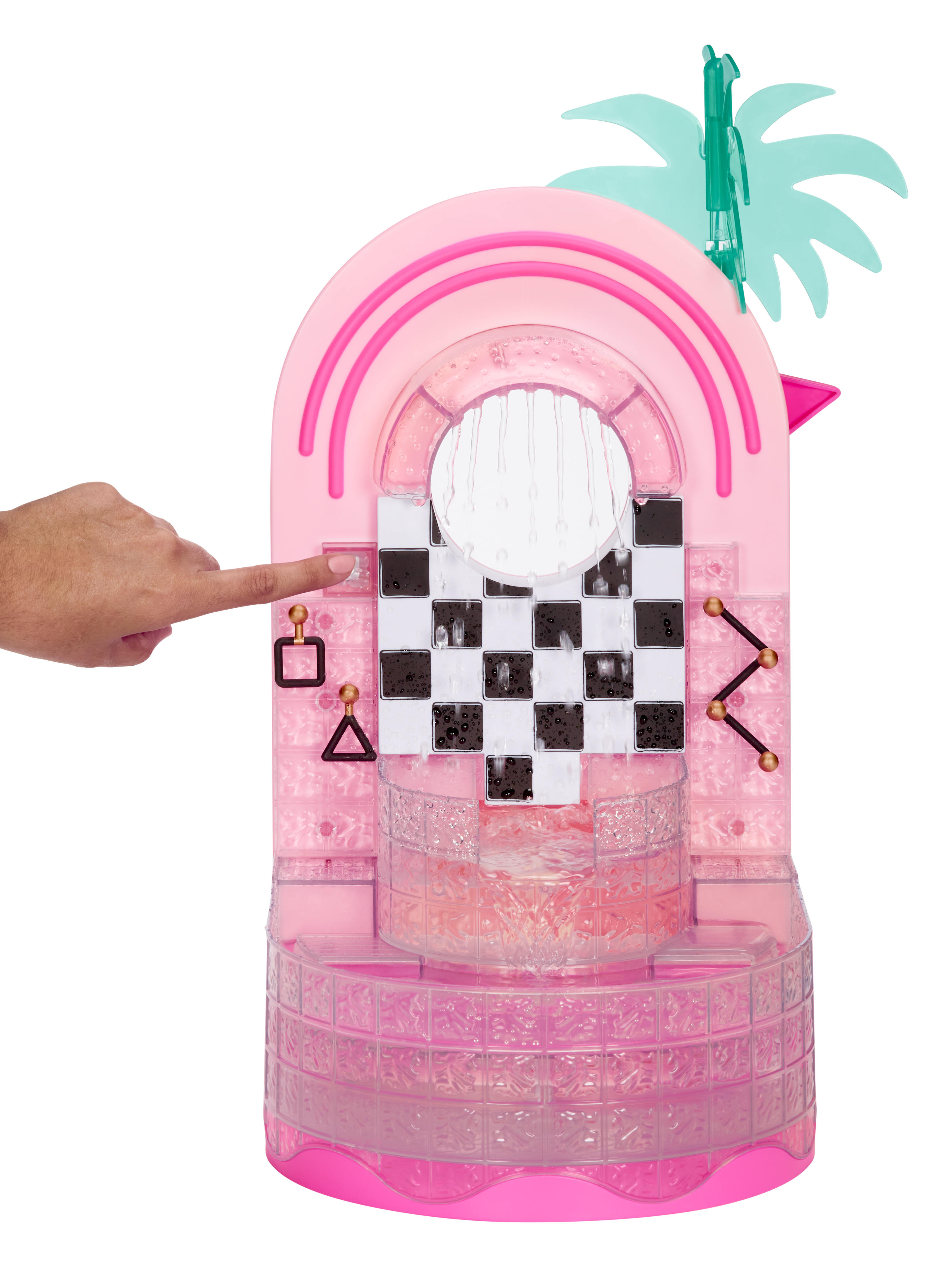 Różowa zabawka z szachownicą i ręką, która jej dotyka. Zabawka ma różowy łuk i palmę.