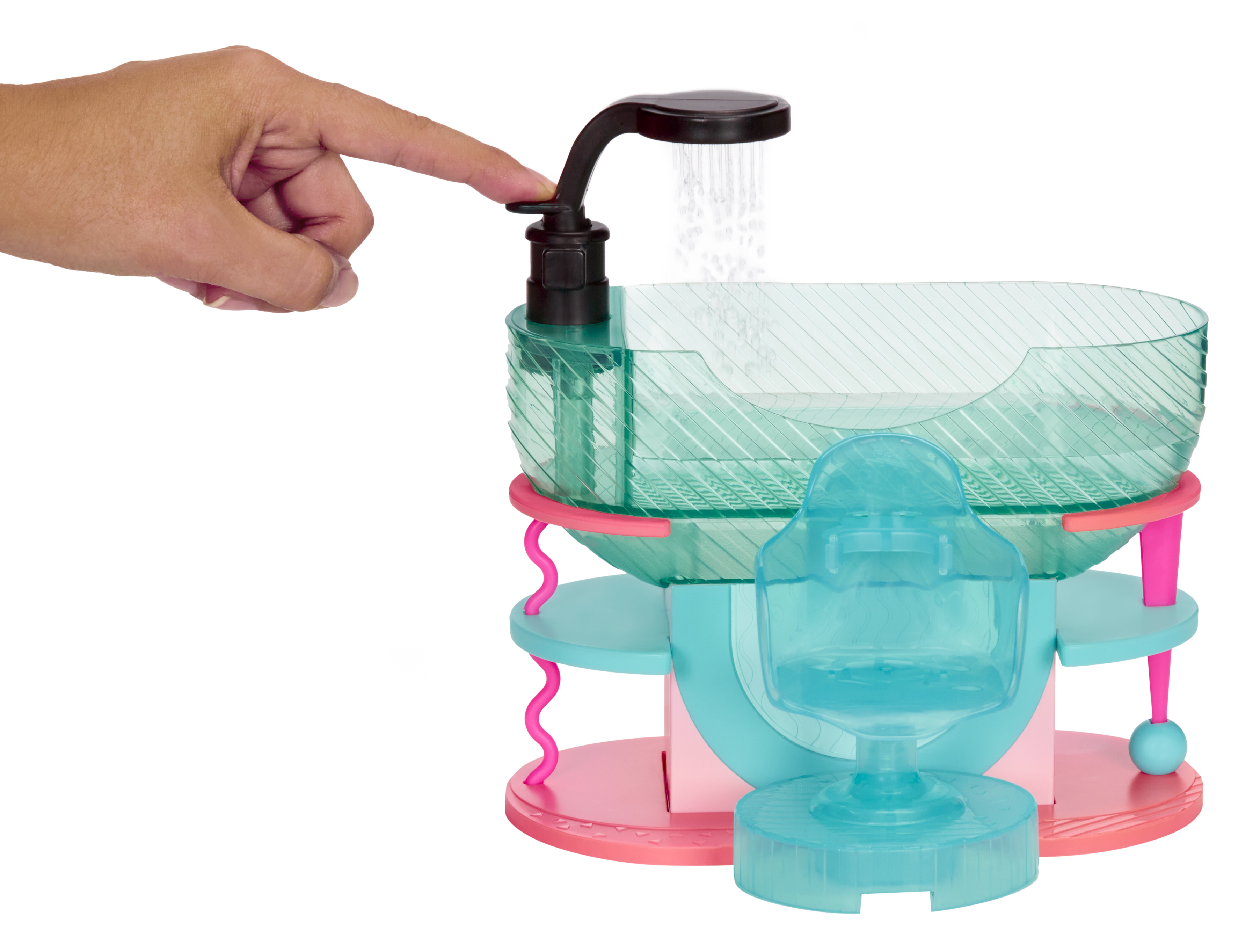 Ręka naciska czarny przycisk na zestawie do kąpieli zabawek z turkusowym i różowym schematem kolorów.