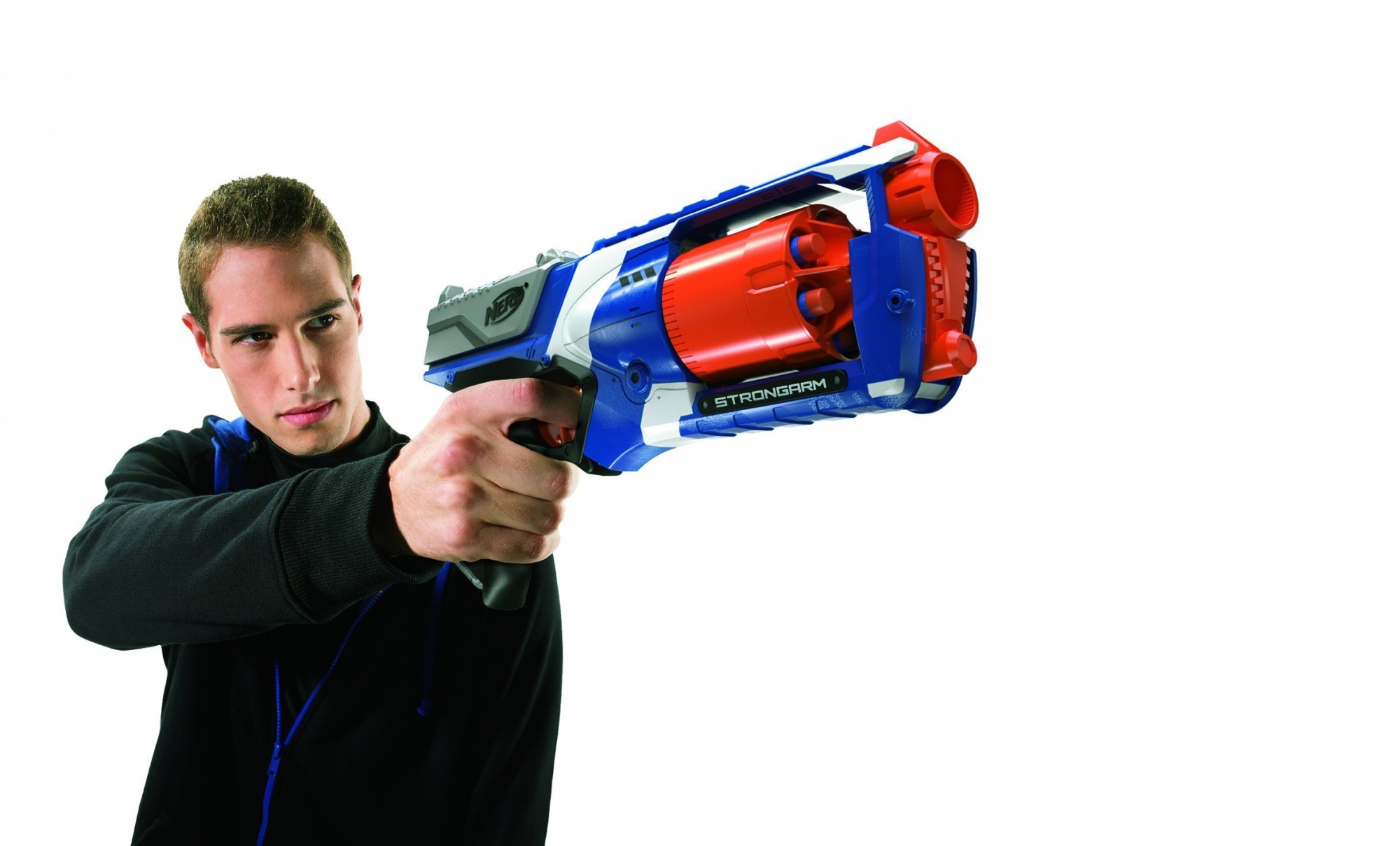 Un uomo che punta una pistola giocattolo blu e rossa.