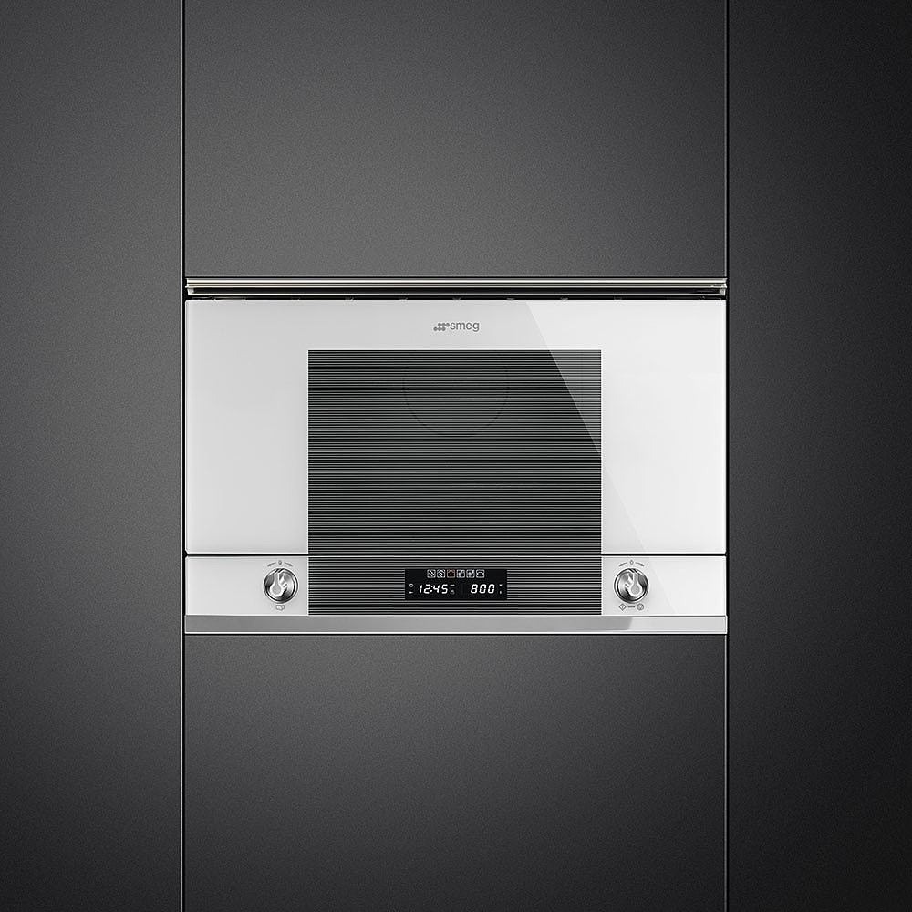 Witte Smeg oven ingebouwd in een donkergrijze muur. De oven heeft een digitaal display en twee knoppen.