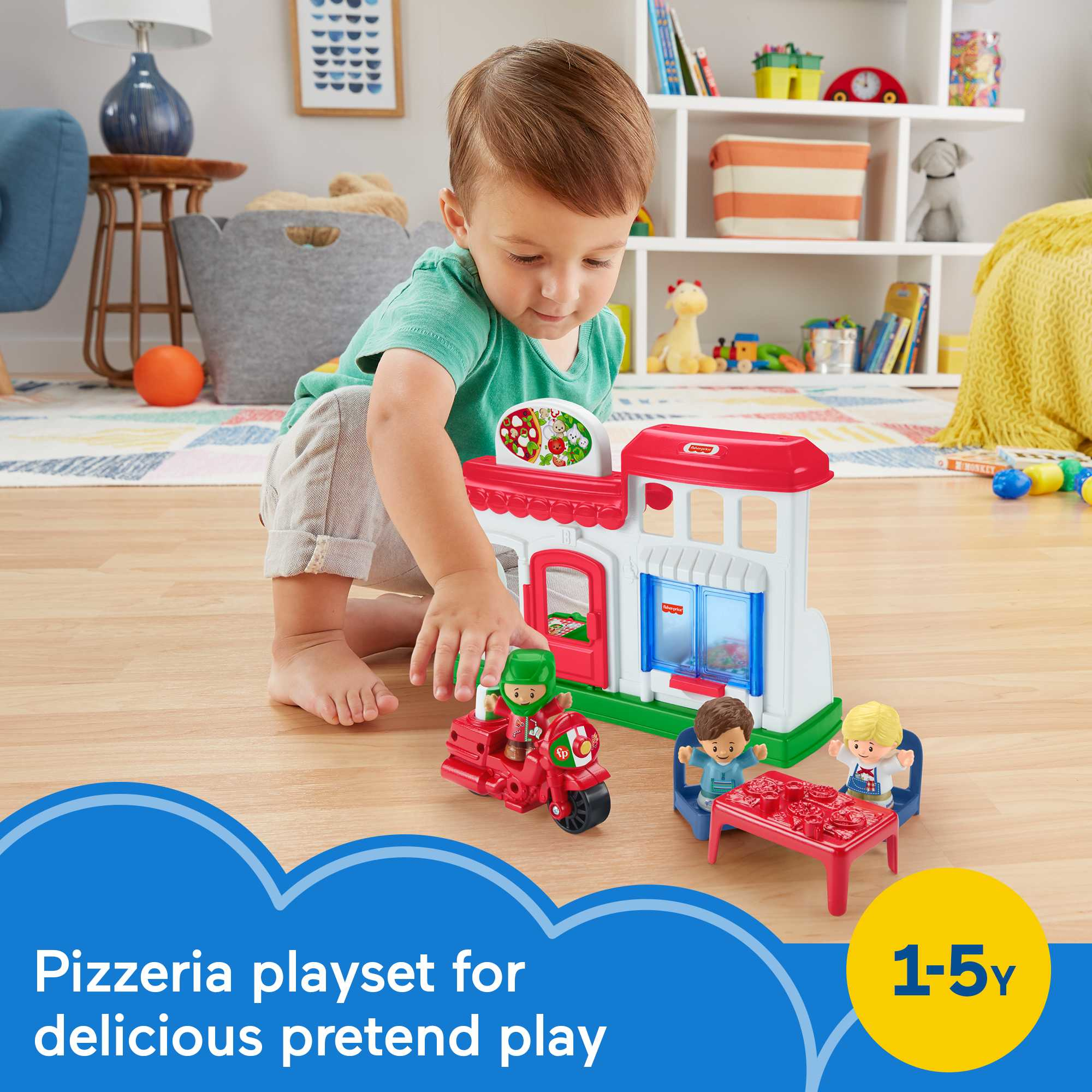 Un bambino gioca con un playset pizzeria giocattolo. Il set include personaggi e una moto.