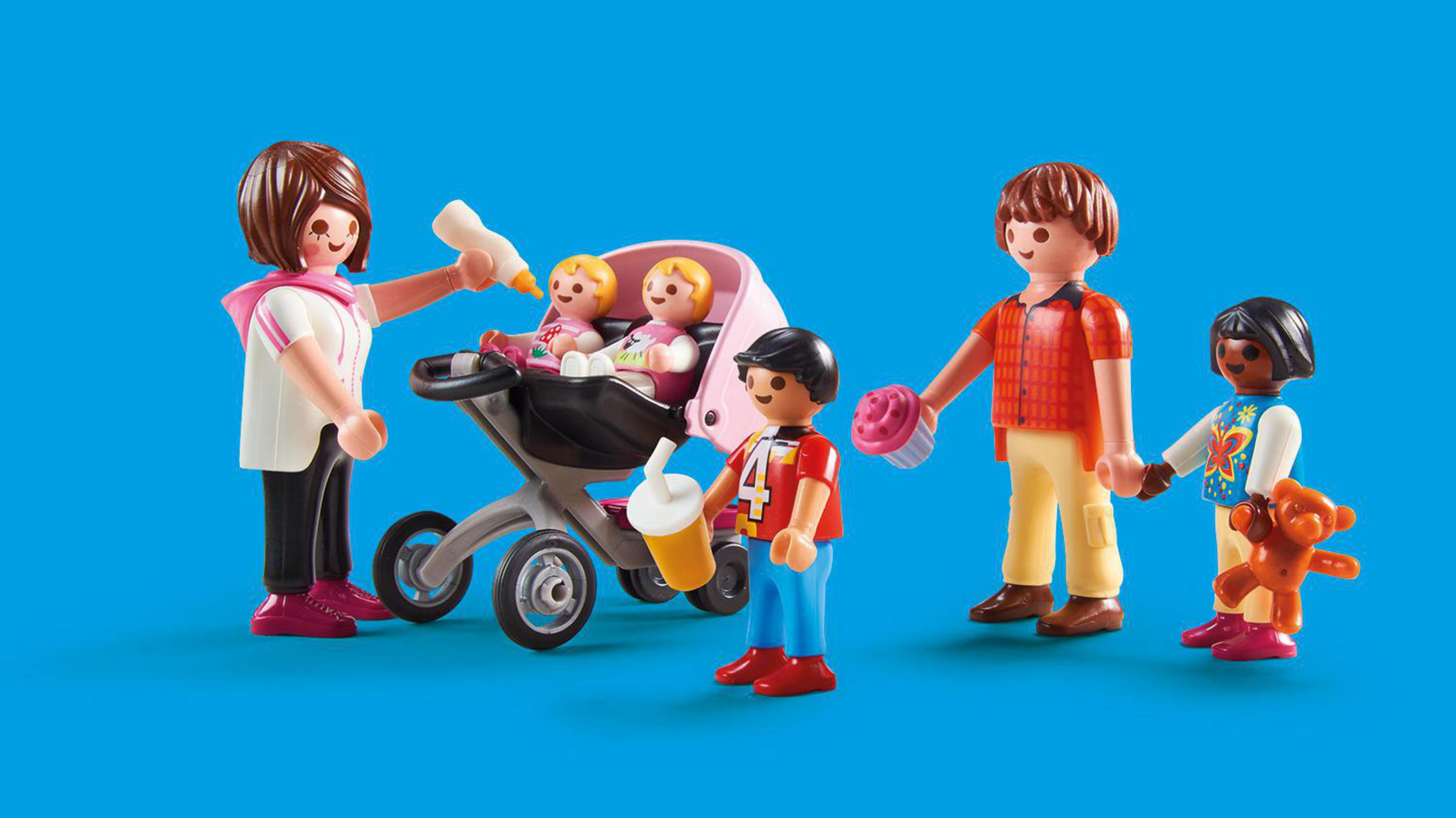 Escena familiar Playmobil con cochecito, padres e hijos. Fondo azul.