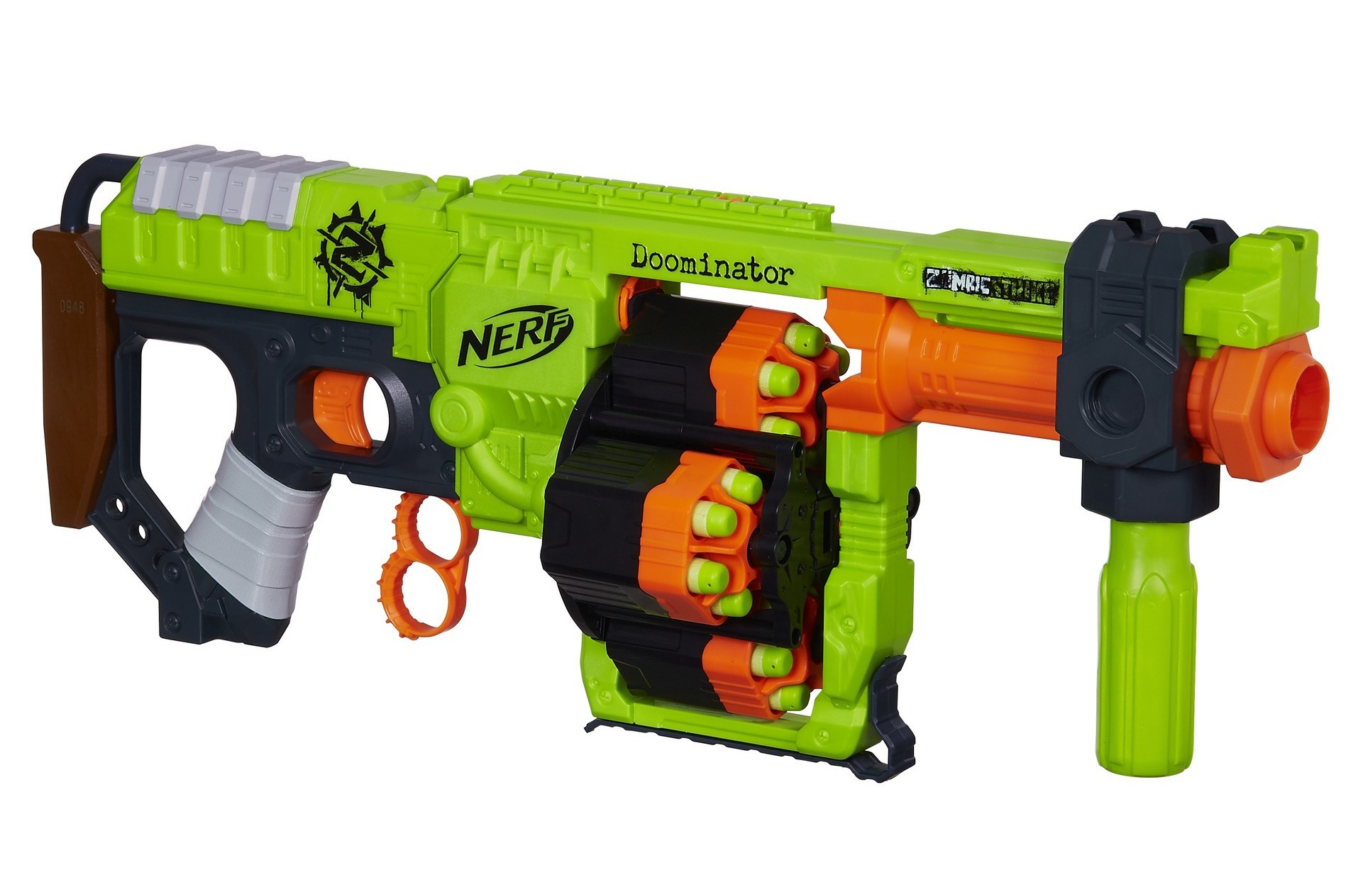 Zielono-pomarańczowy pistolet Nerf Doomnator na białym tle.