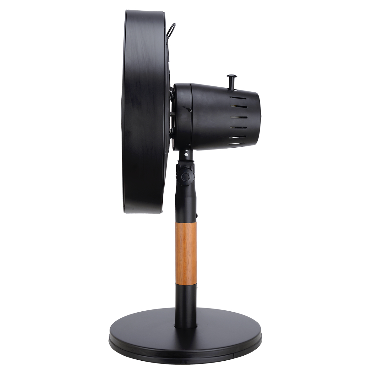 Ventilatore nero con supporto in legno, su sfondo bianco.