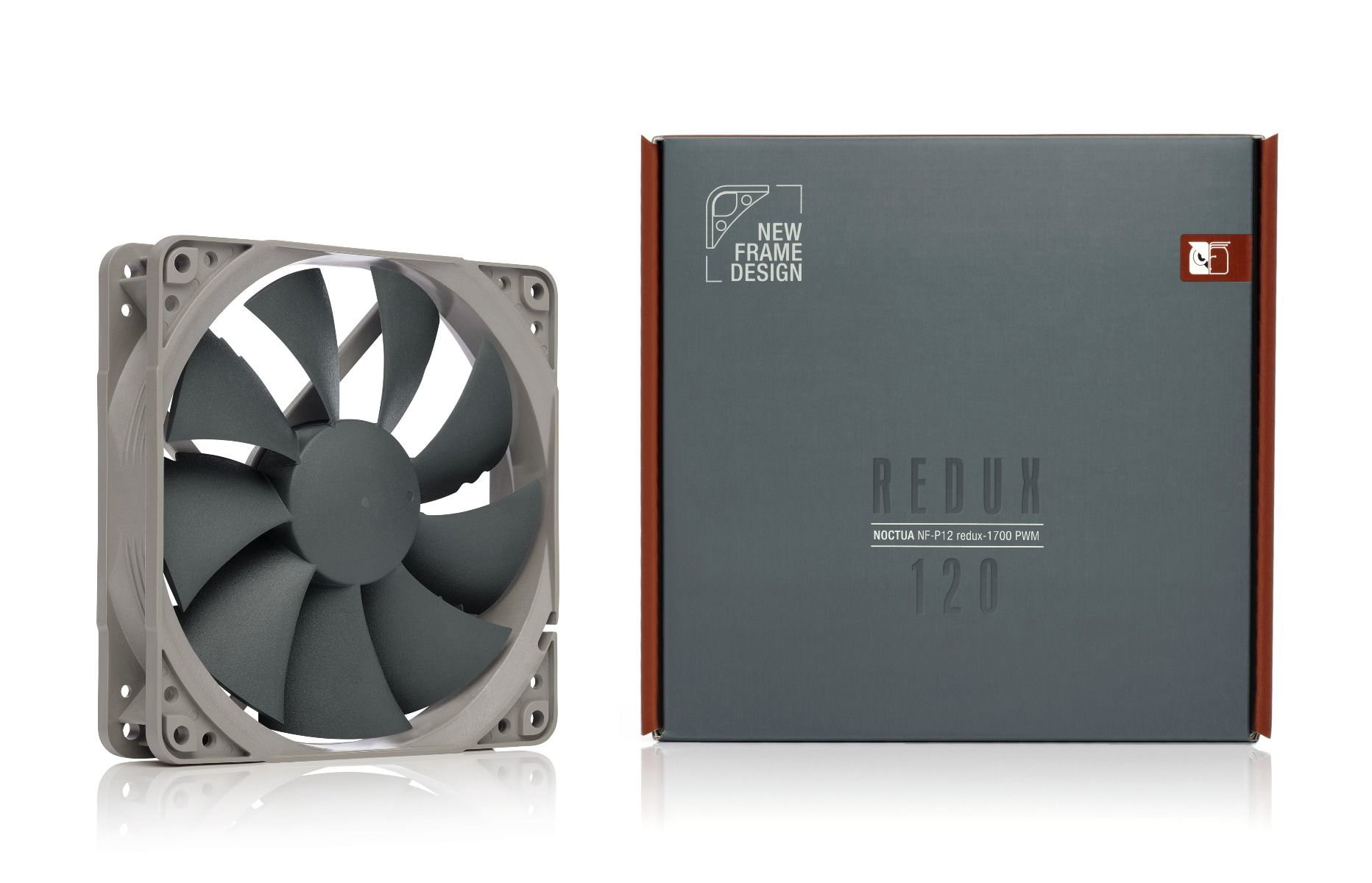 Ventilateur d'ordinateur et boîte. Le ventilateur est gris. La boîte est grise avec du texte noir. Fond blanc.