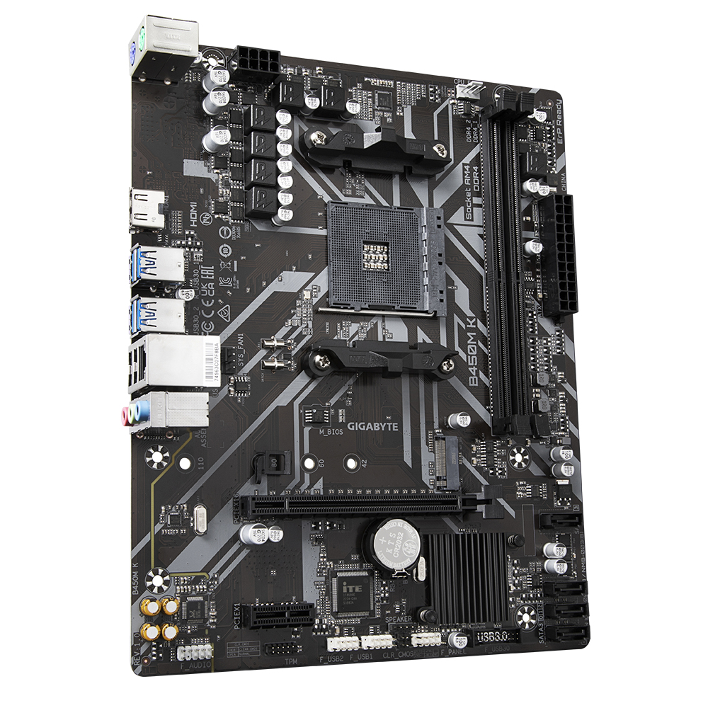 Schwarzes Computer-Motherboard. Es ist mit Komponenten gefüllt. Weißer Hintergrund.
