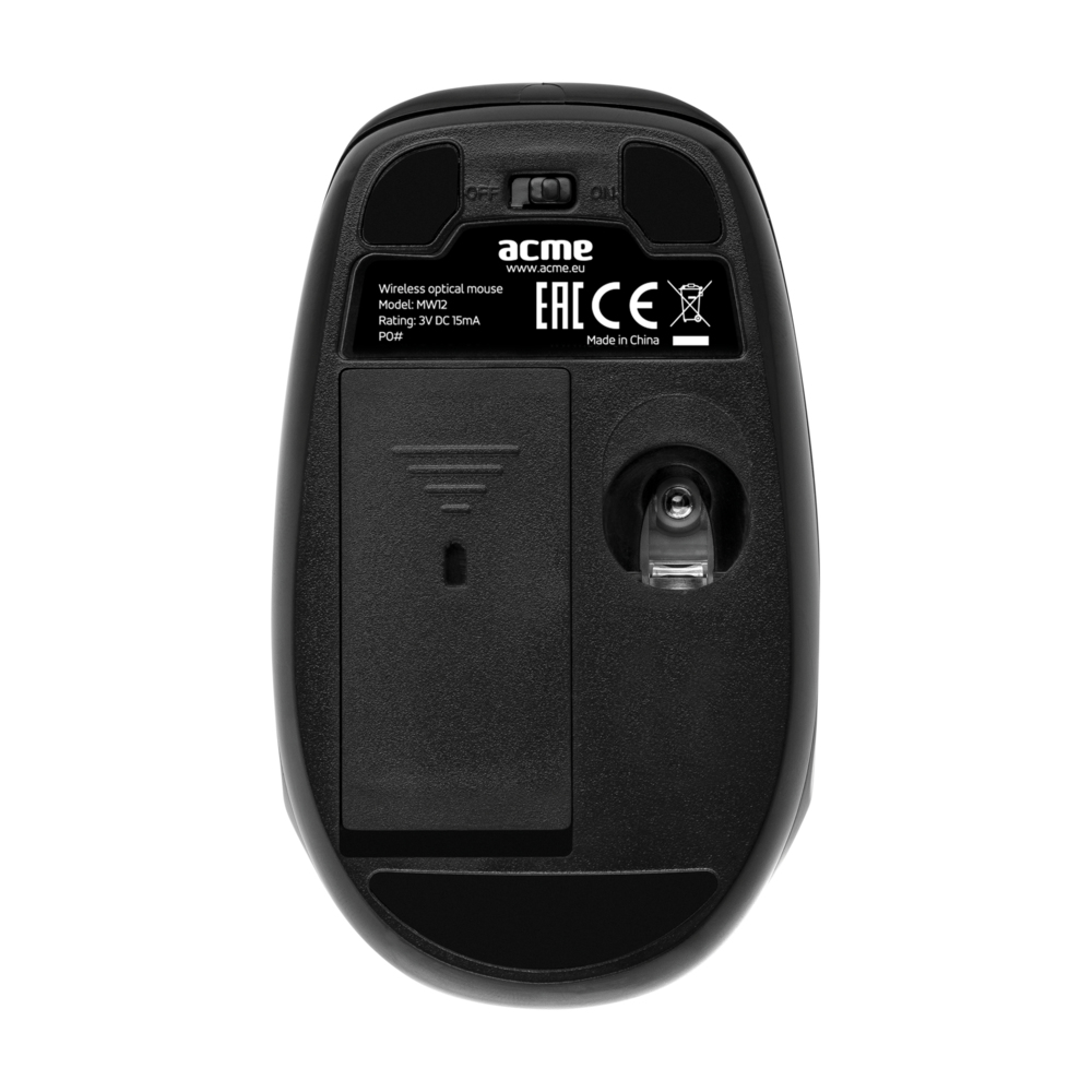 Spód czarnej myszy bezprzewodowej. Ma włącznik zasilania, nazwę marki i komorę baterii.