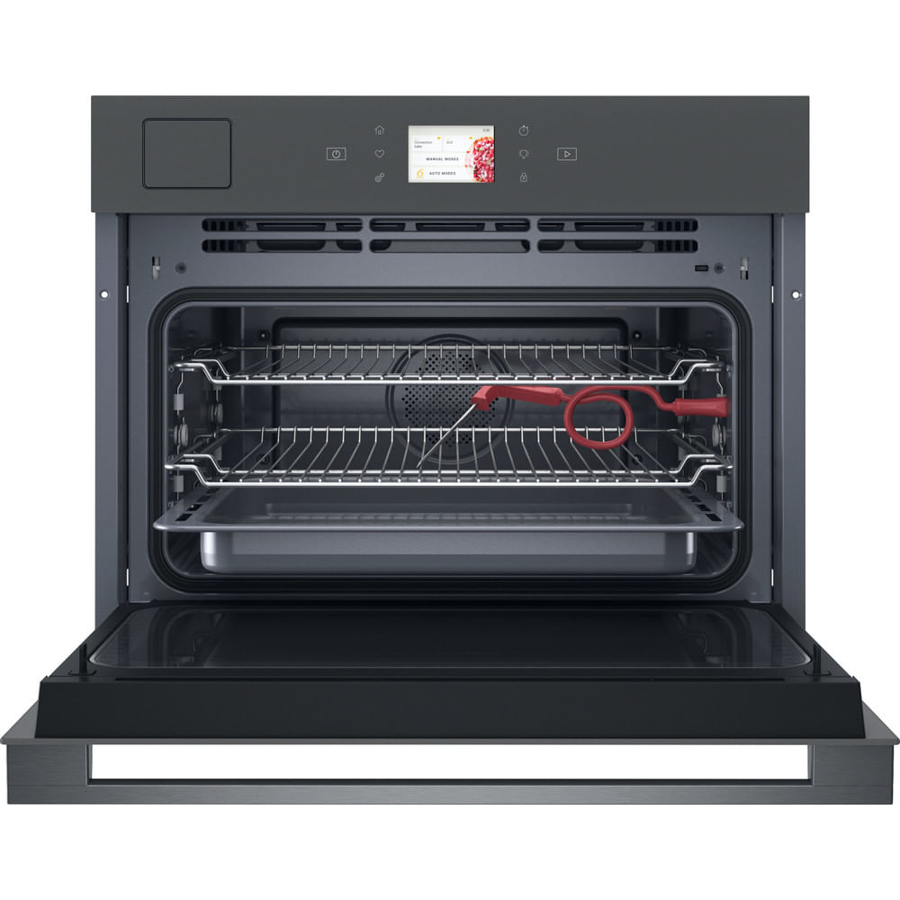 Forno nero con la porta aperta, che mostra griglie, un vassoio e un termometro per carne rosso all'interno.