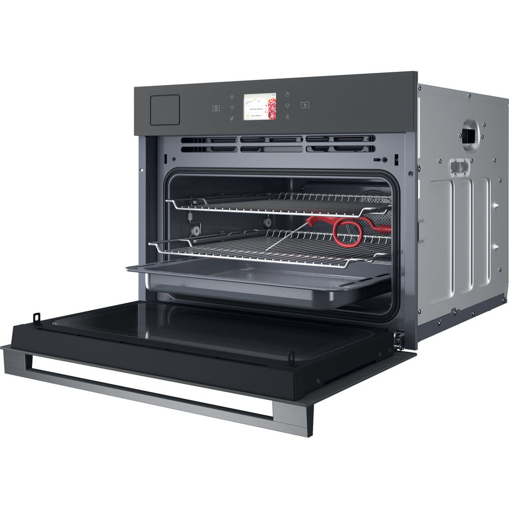 Un forno aperto con griglie metalliche e un vassoio all'interno. La porta è aperta.