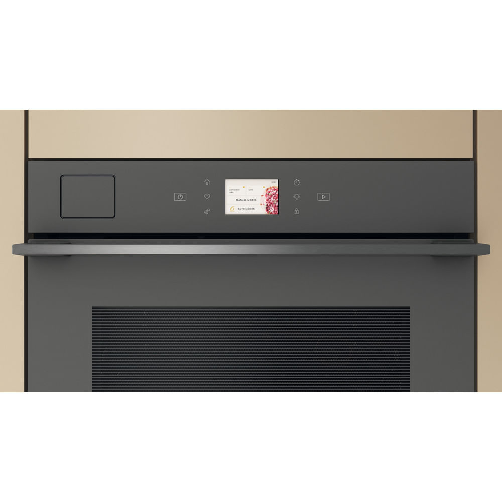 Pannello del forno a incasso con touchscreen che mostra un menu.