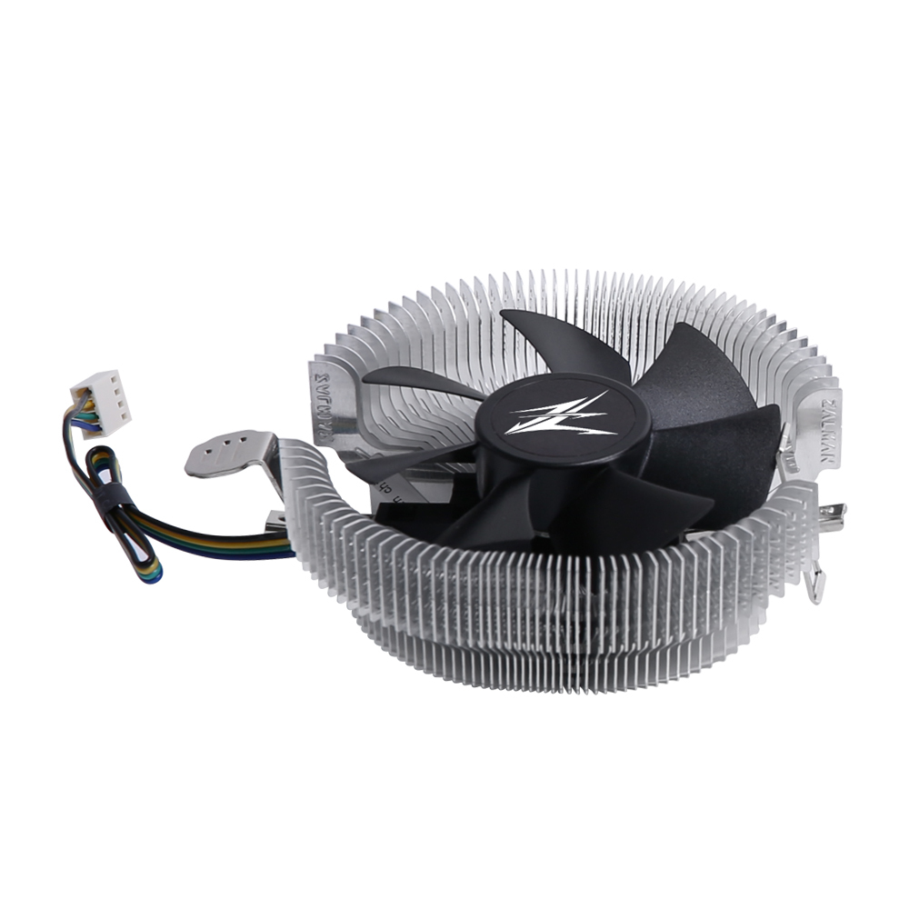 Computer-CPU-Kühler mit schwarzem Lüfter und silbernen Lamellen. Weißer Hintergrund.