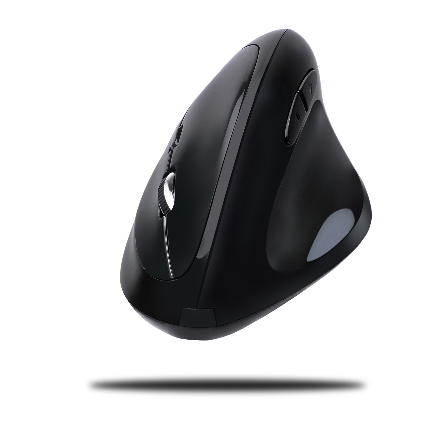 Zwarte ergonomische computermuis. Het heeft knoppen en een scrollwiel, op een witte achtergrond.