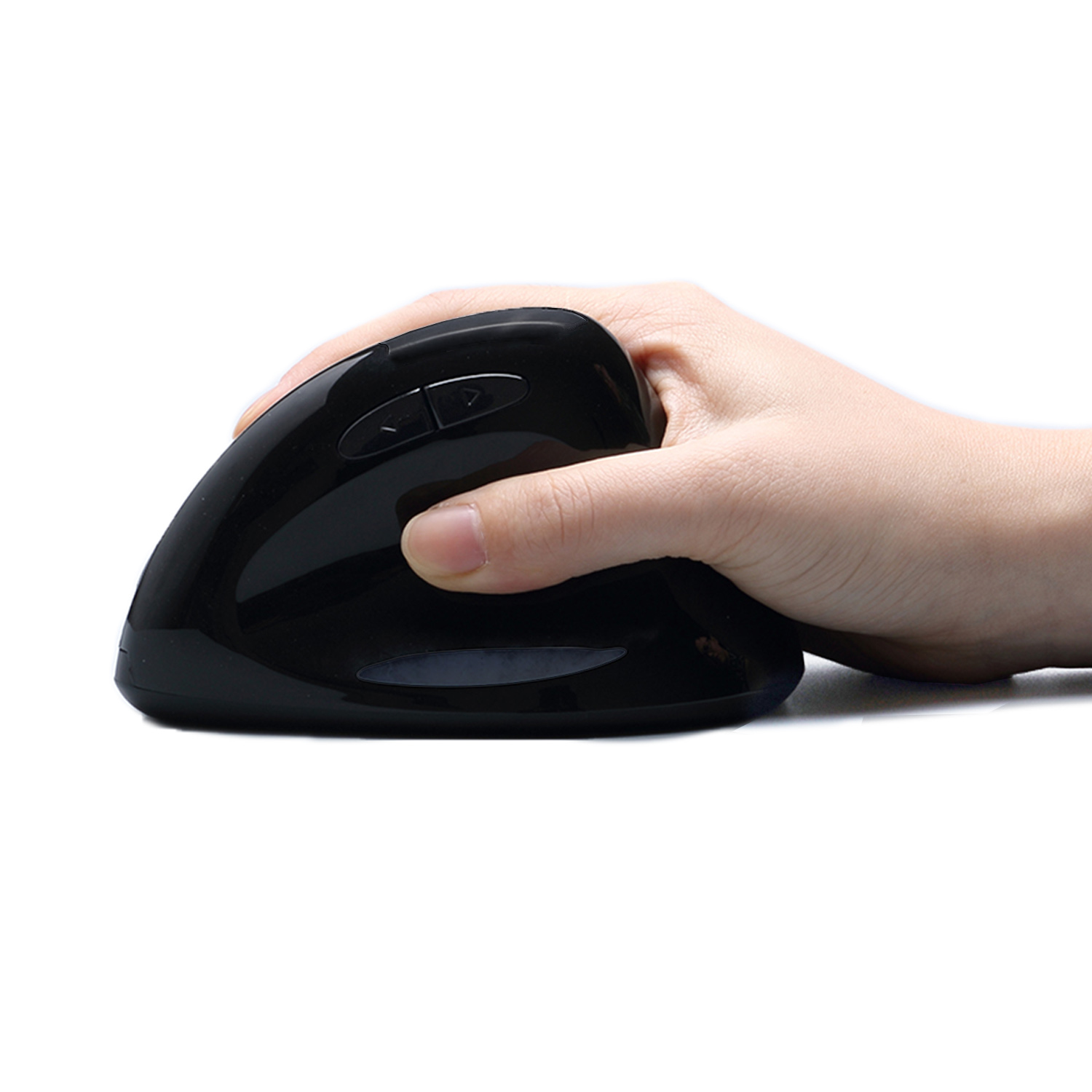 Hand die een zwarte ergonomische muis vasthoudt. Witte achtergrond.