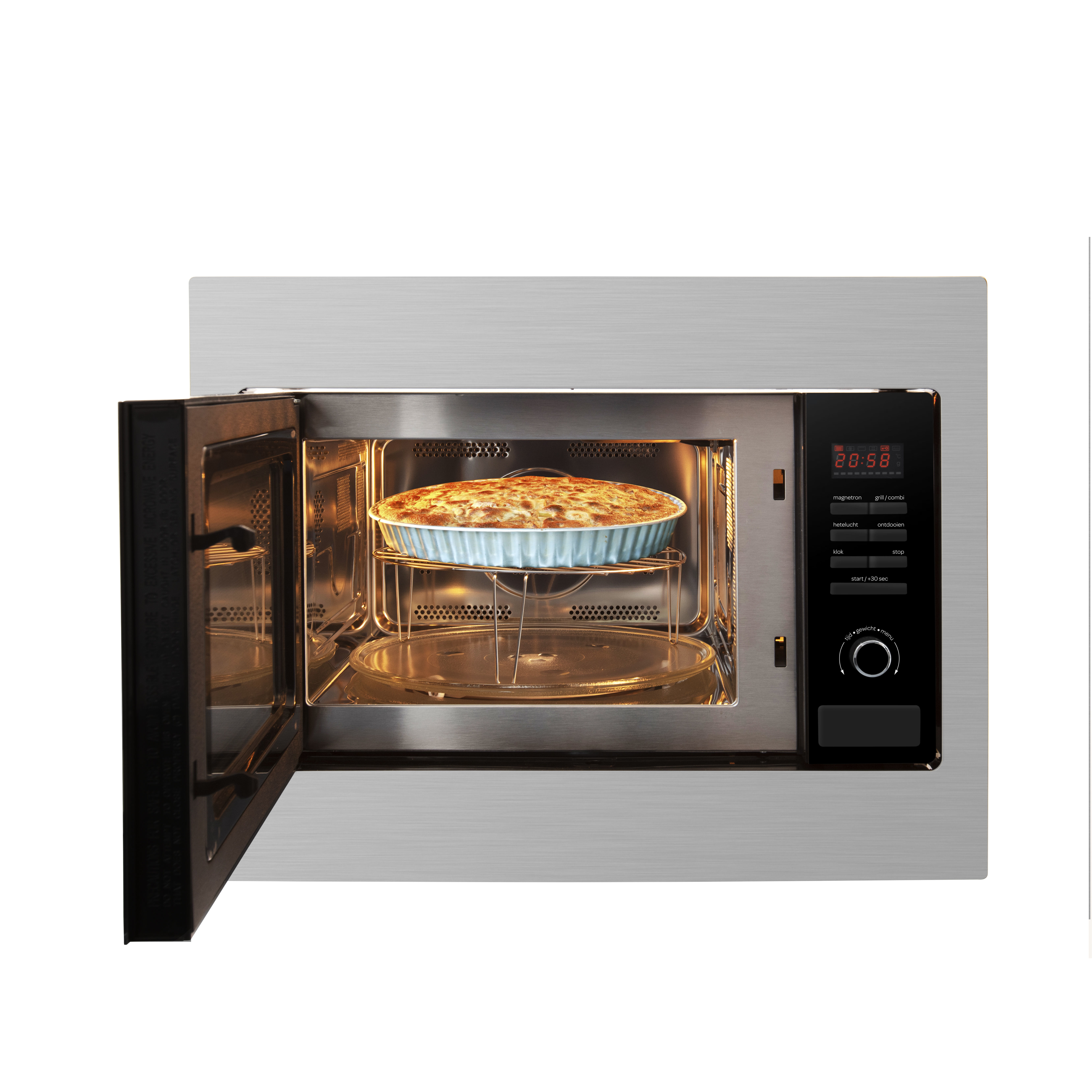 Magnetron met de deur open. Een taart zit erin op een glazen bord. Het display toont de tijd.