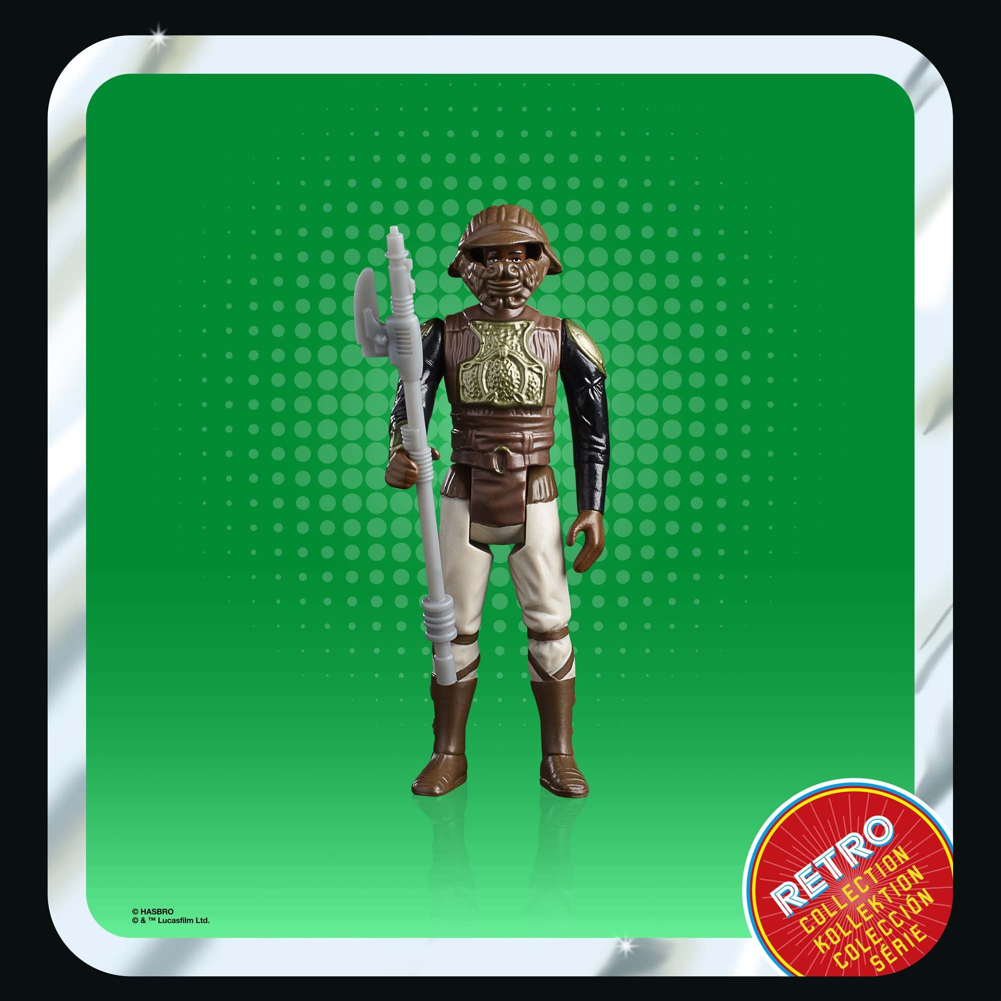 Una action figure di Star Wars. Figura marrone con elmetto, armatura e bastone. Sfondo verde con testo.