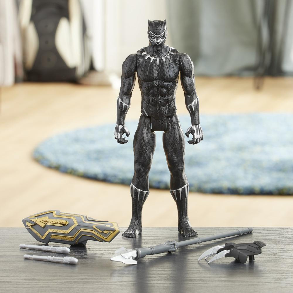 Action figure di Black Panther con accessori: scudo, lancia e artigli. Su un tavolo.