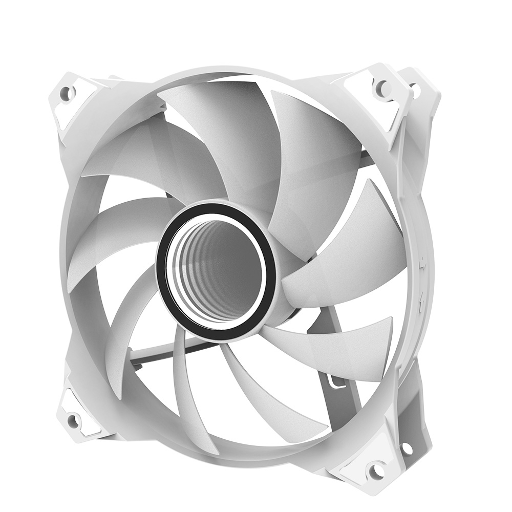 Weißer Ventilator mit Flügeln. Der Ventilator ist vor weißem Hintergrund isoliert.
