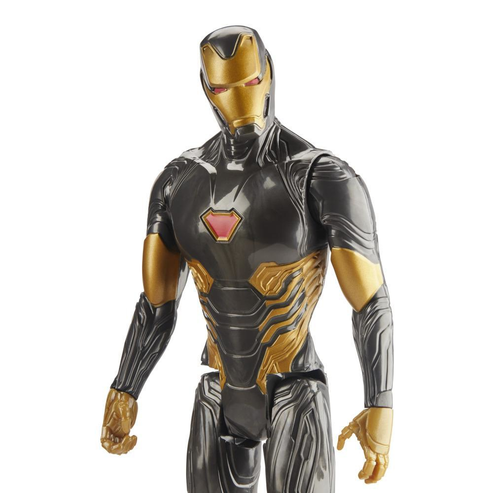 Action figure di Iron Man in armatura nera e oro, sfondo bianco.