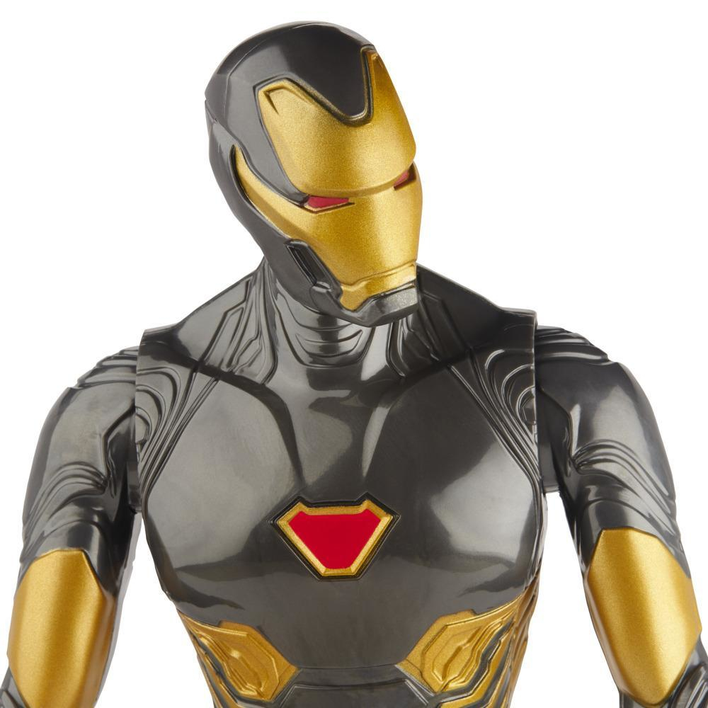 Primo piano della testa di Iron Man. Grigio e oro. Gli occhi sono rossi. Emblema rosso sul petto.
