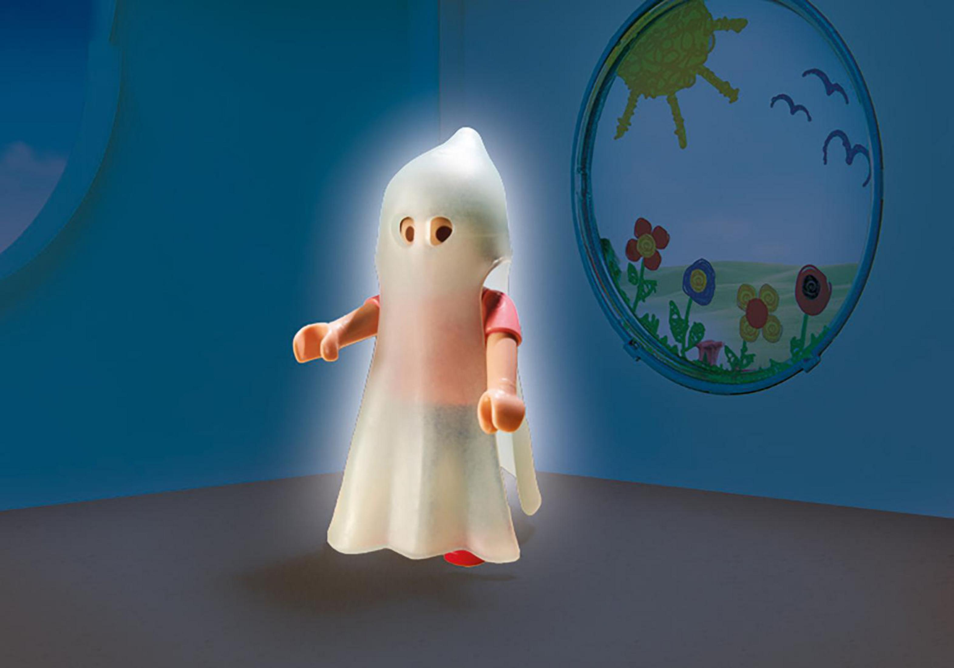 Ein Kind als Geist verkleidet, mit Licht aus dem Kostüm, in einem Raum.
