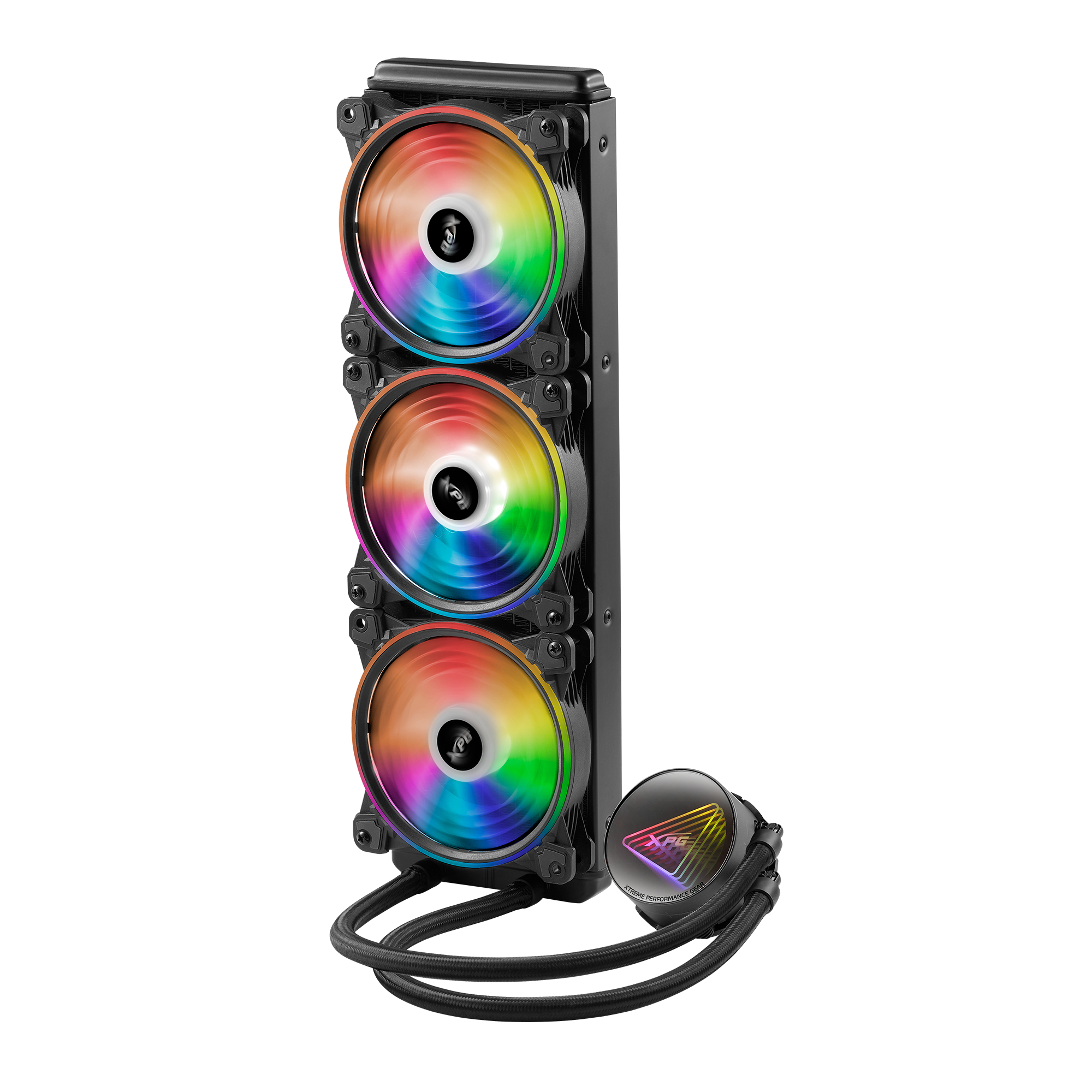 Un dissipatore a liquido nero con tre ventole con illuminazione RGB. La pompa ha il logo XPG.