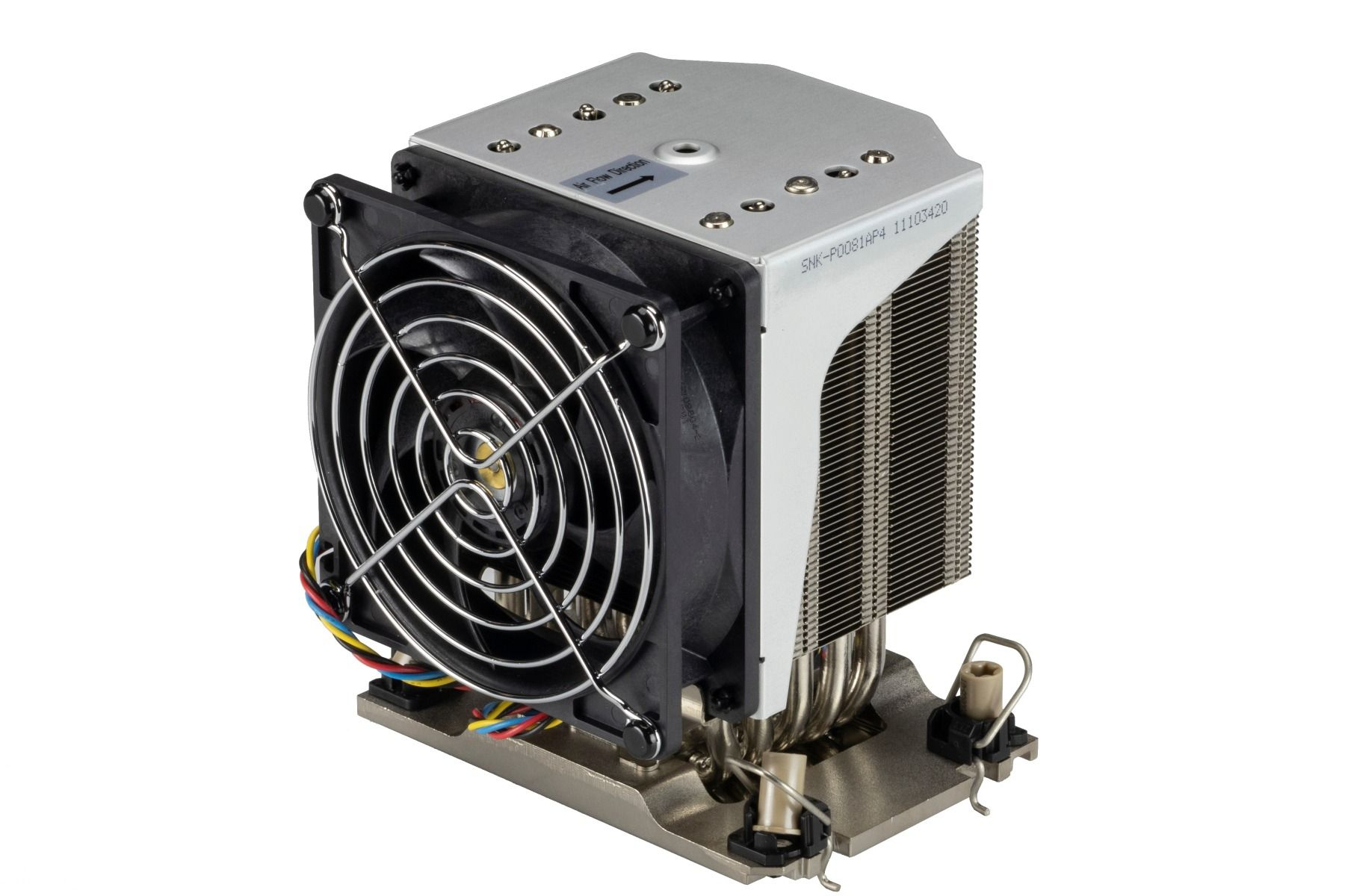 Dissipatore CPU con ventola, un blocco argentato con alette, una ventola nera e tubi su una superficie bianca.