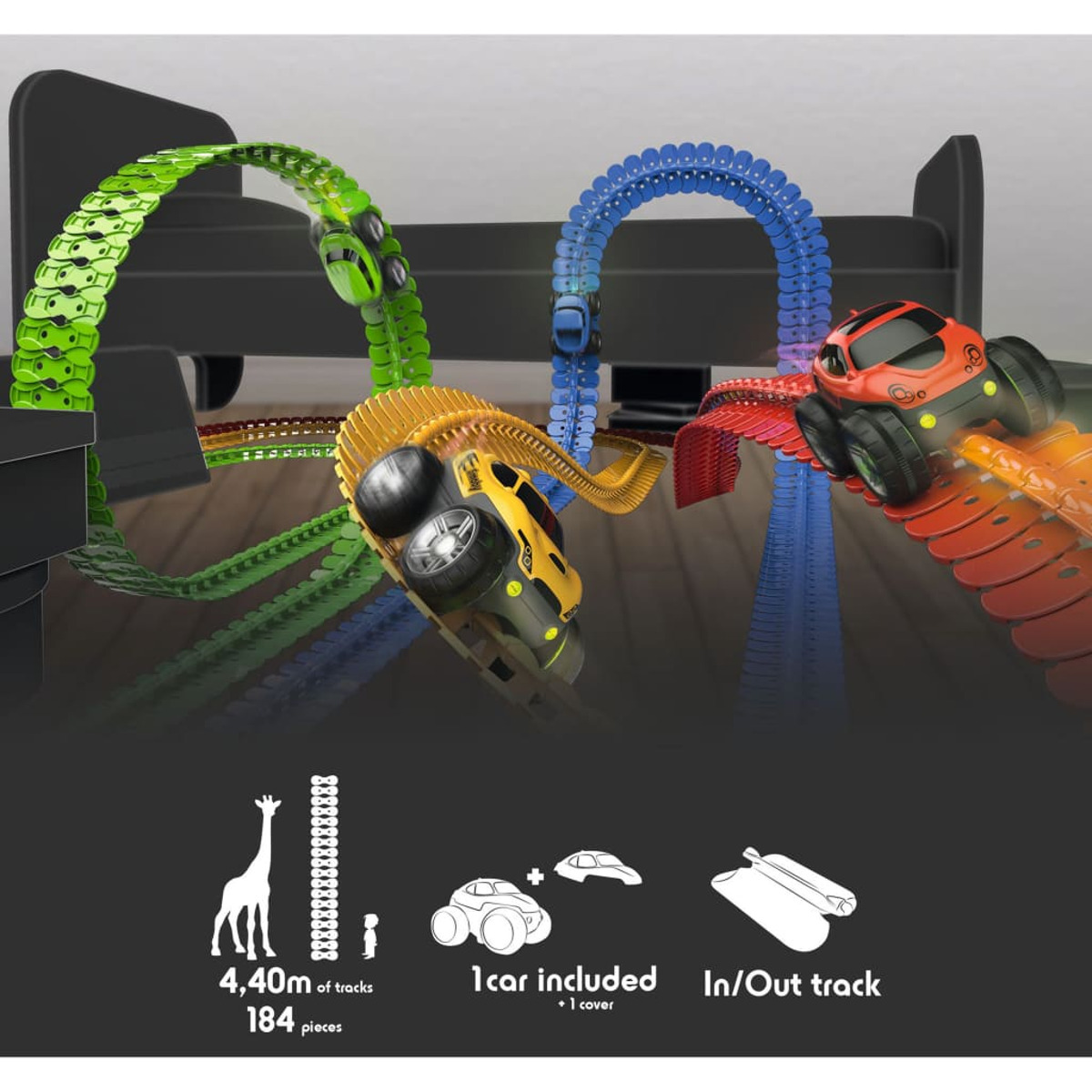 Zabawkowy tor wyścigowy z samochodami. Zielony, niebieski i czerwony tor z samochodami. Białe tło.