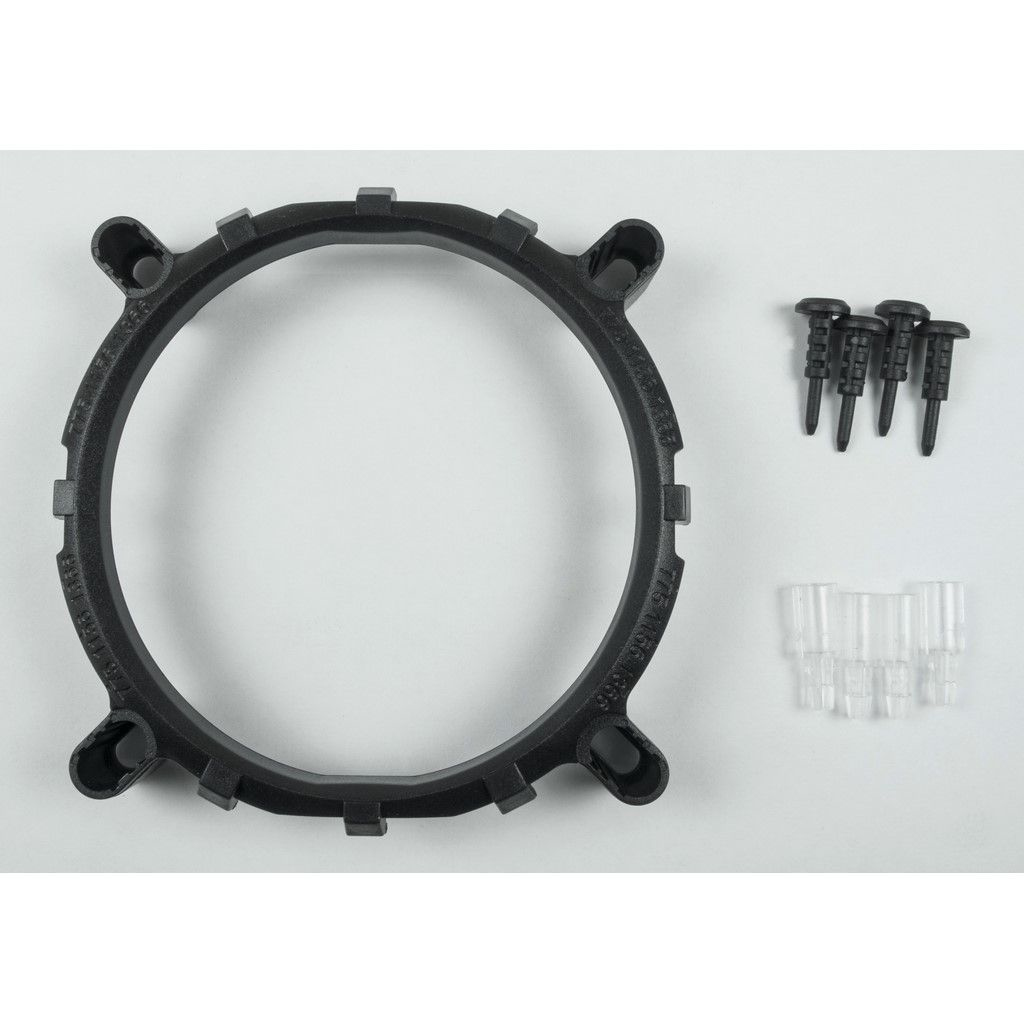 Czarny pierścień montażowy wentylatora, śruby i plastikowe klipsy na białym tle.