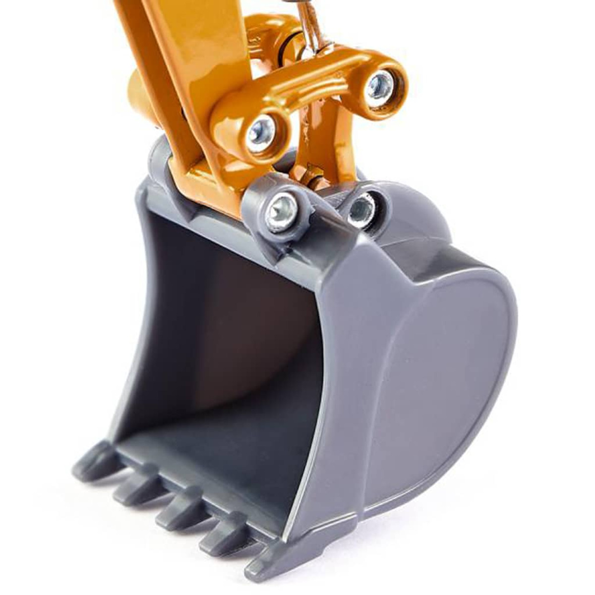 Zbliżenie na łyżkę zabawkowego koparki. Łyżka jest szara, przymocowana do pomarańczowego ramienia.